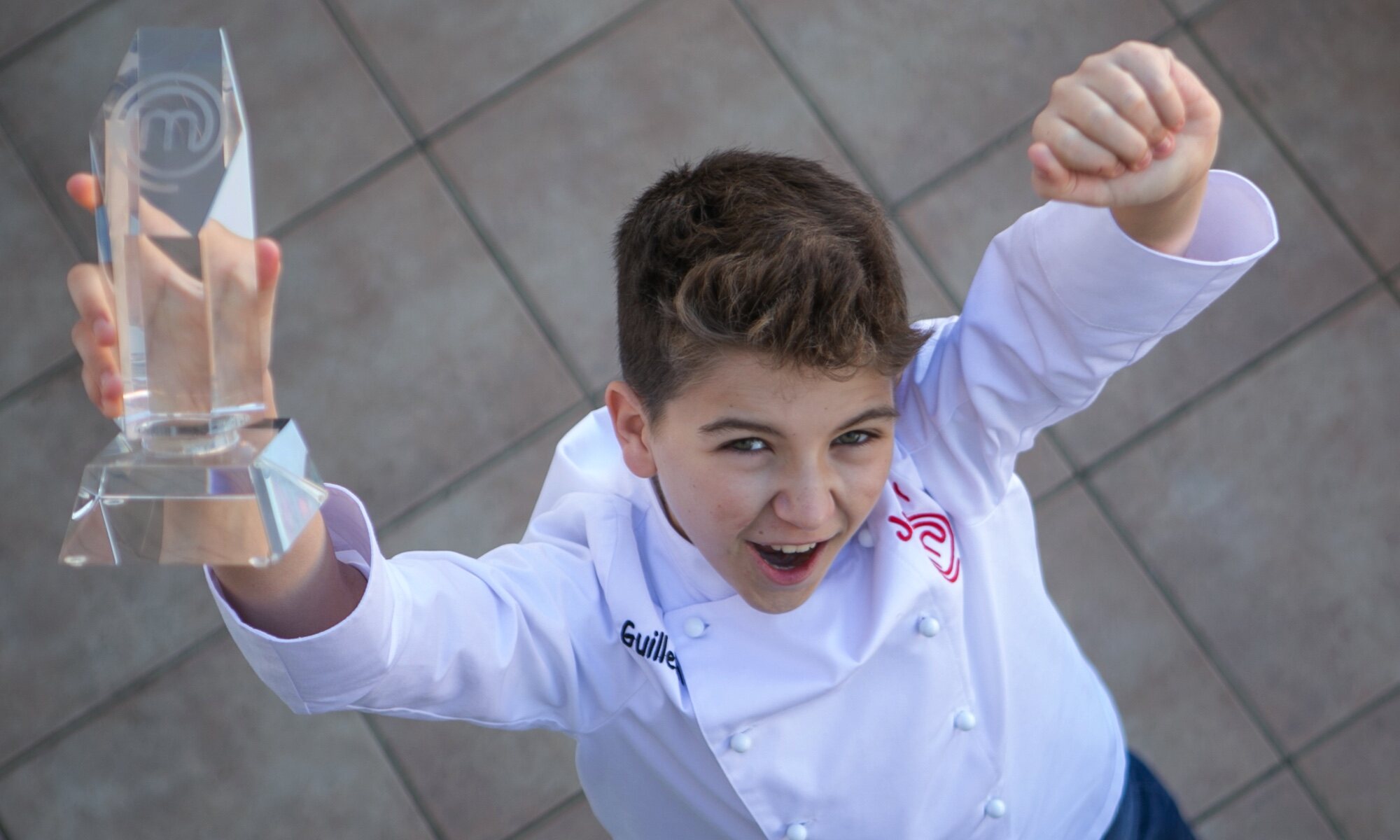 Guillem, con su trofeo de 'MasterChef Junior 9'