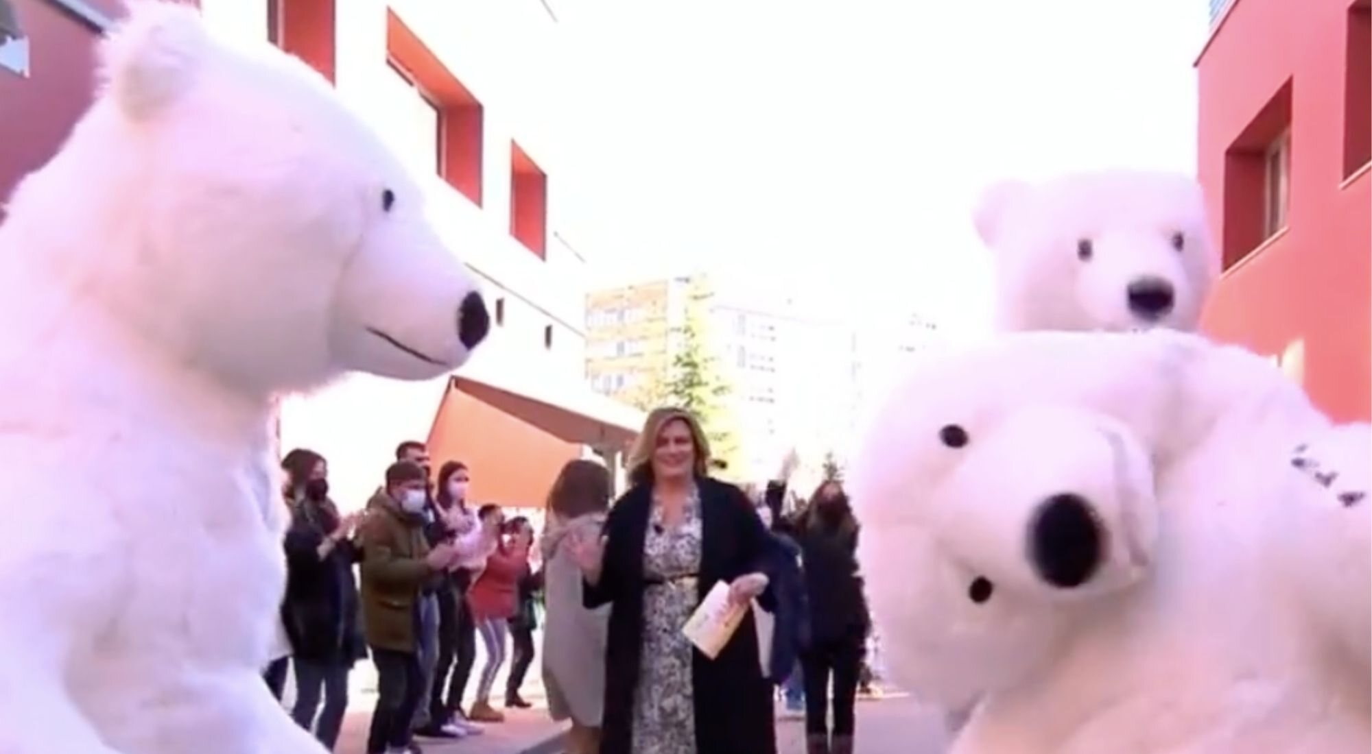 Carlota Corredera baila con el oso de la cabalgata de Cádiz