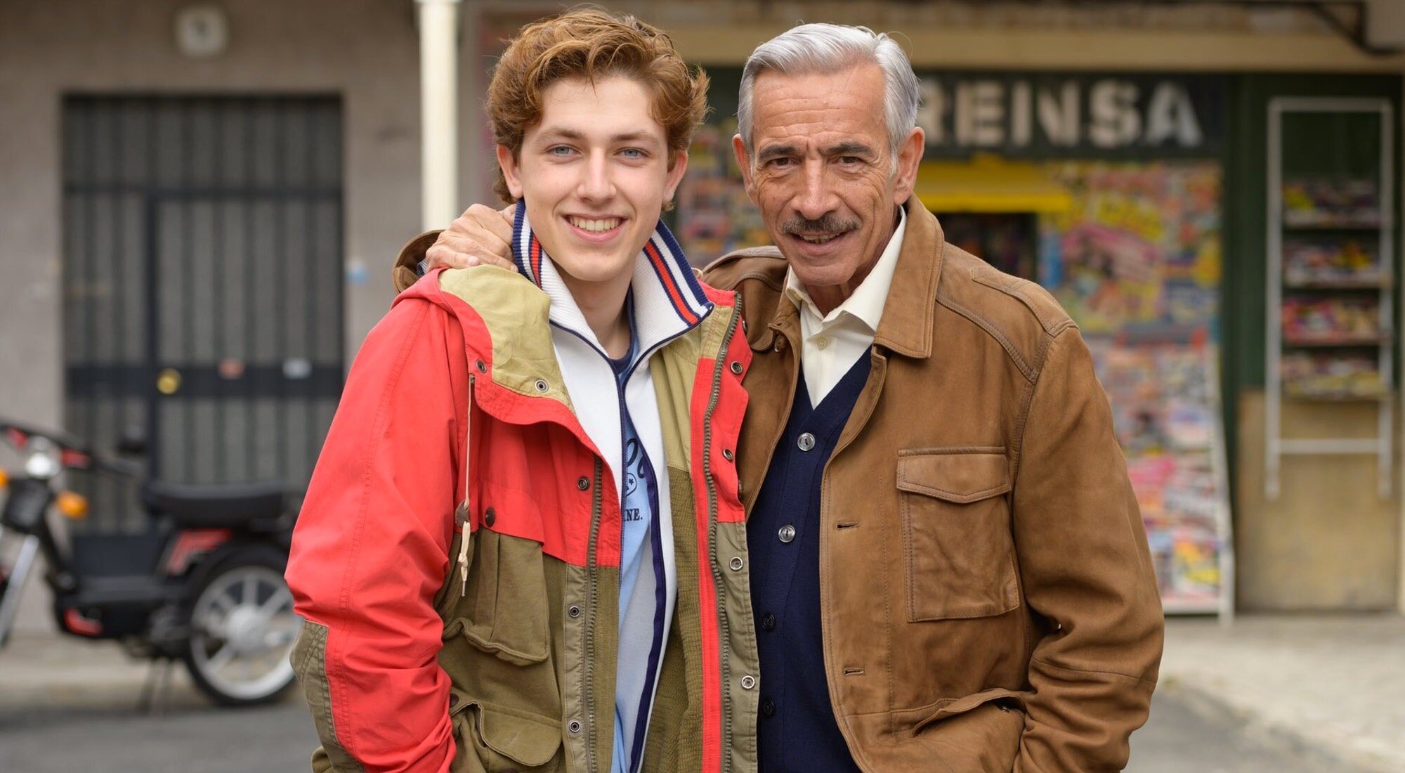 Santi (Asier Valdestilla) y Antonio (Imanol Arias), en la temporada 22 de 'Cuéntame'