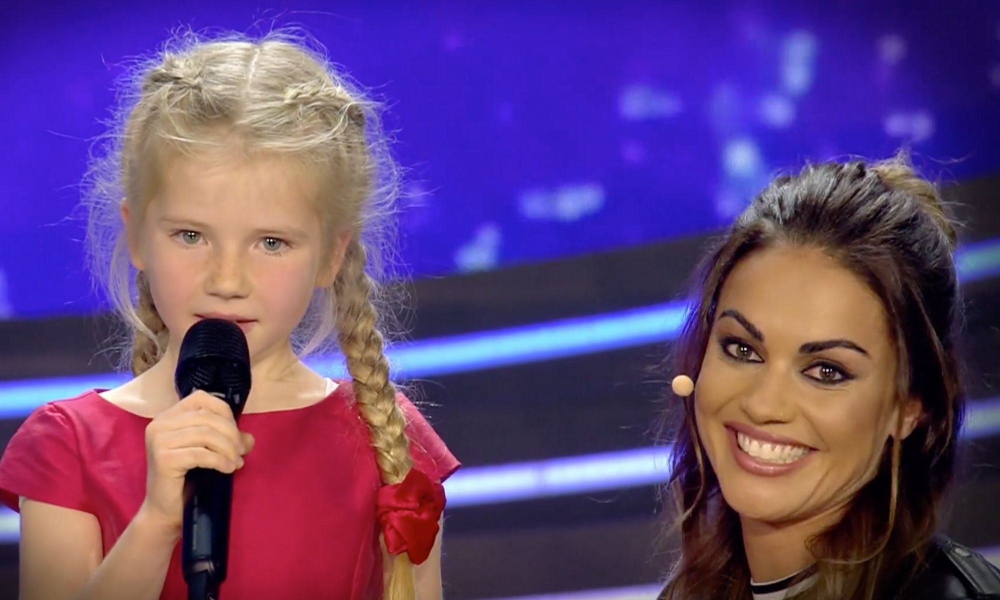 Lara Álvarez junto a una niña en 'Idol Kids'