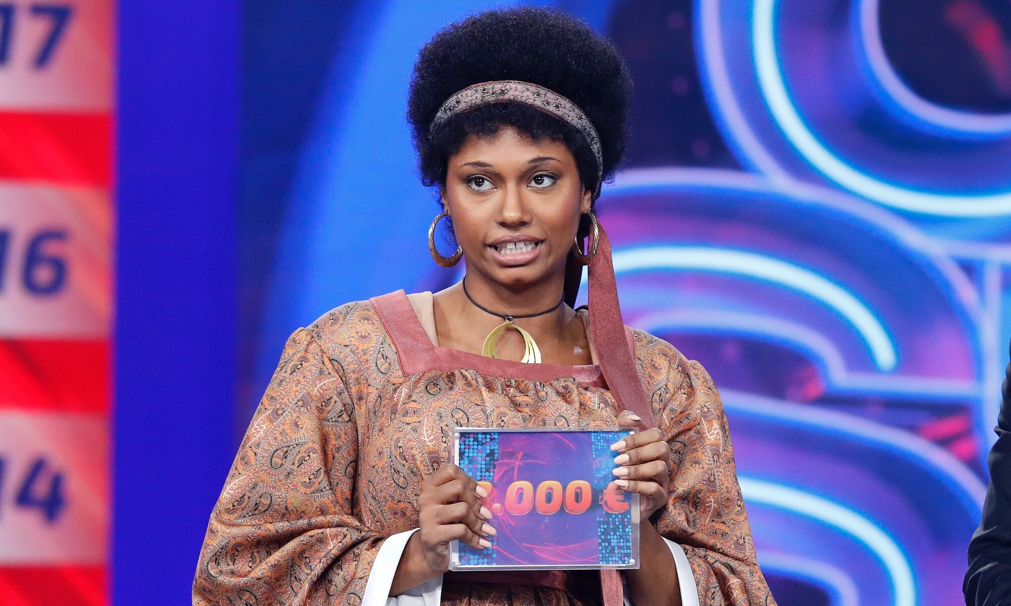 Nia, con su premio, en 'Tu cara me suena 9'