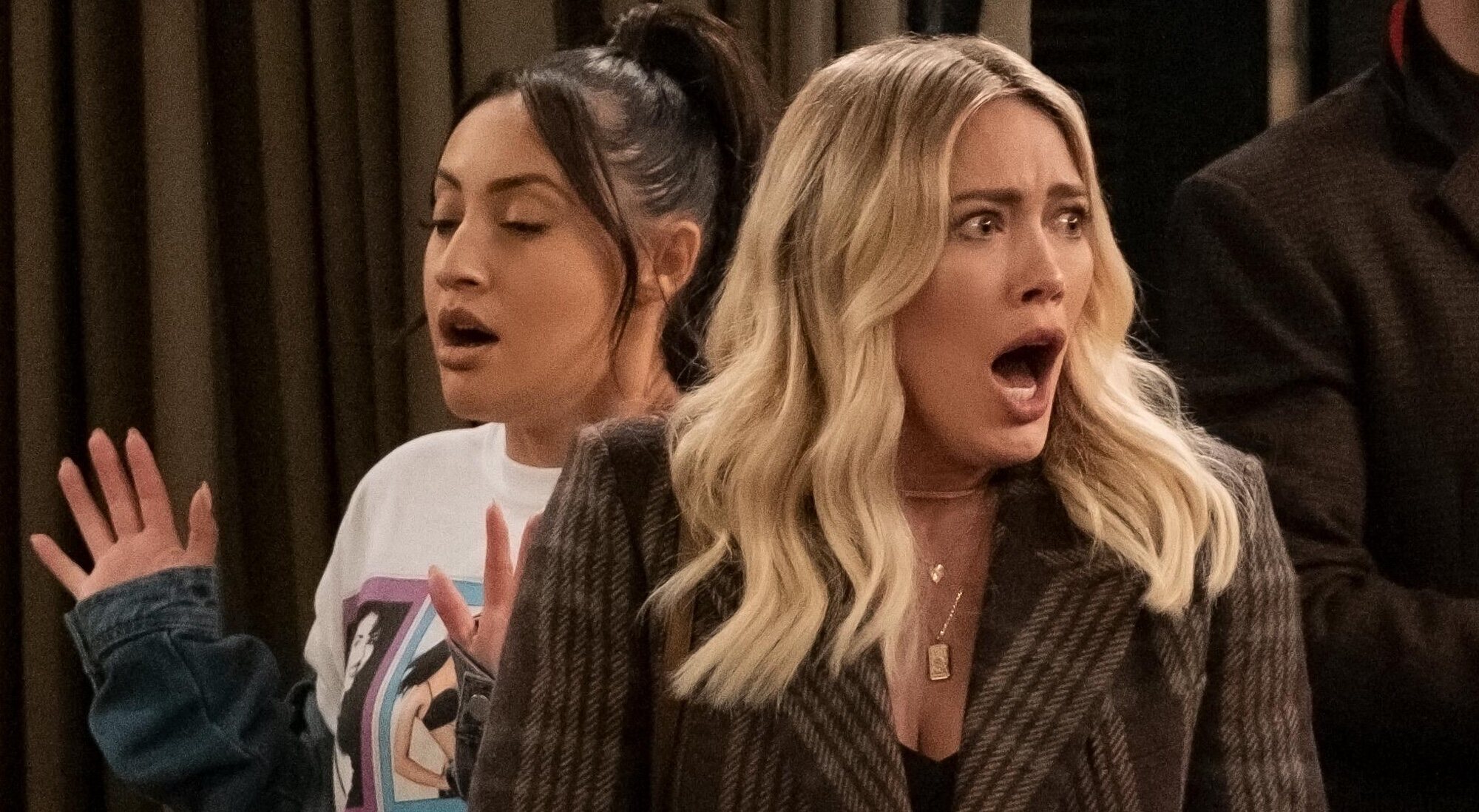 Francia Raisa y Hilary Duff en 'Cómo conocí a tu padre'