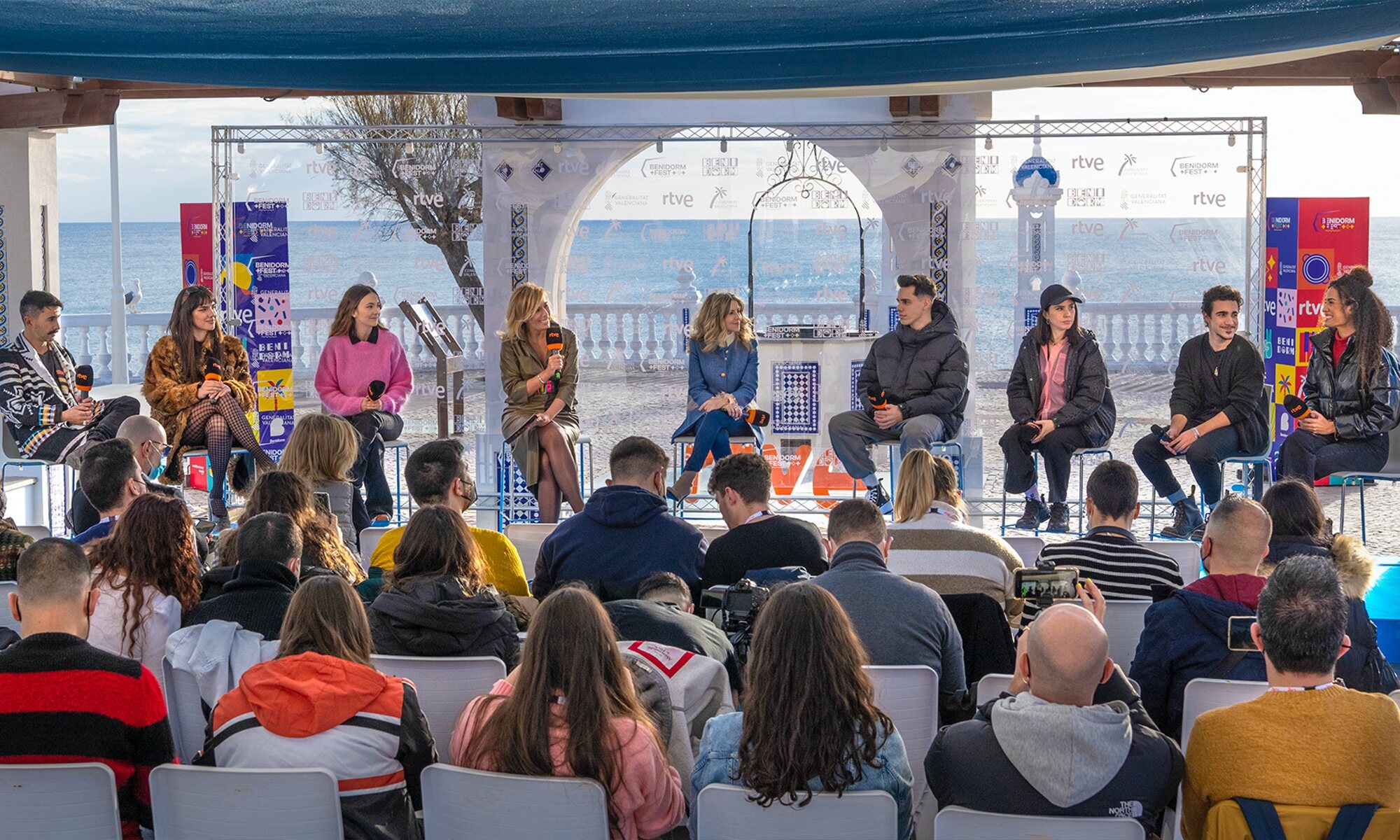 Los artistas de la Semifinal 2 del Benidorm Fest, junto a María Eizaguirre y Eva Mora