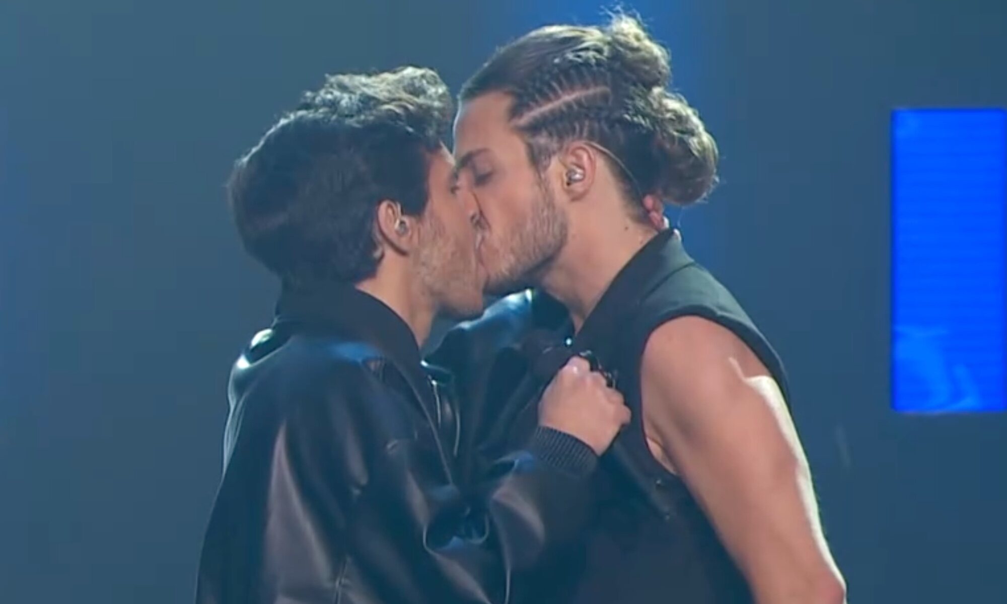Beso entre Matt y Valen durante su actuación en el Benidorm Fest