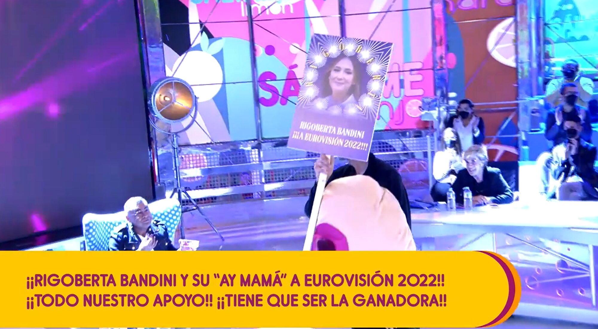 Un miembro del equipo de &#39;Sálvame&#39; se pasea con un gran pecho y un cartel a favor de Rigoberta