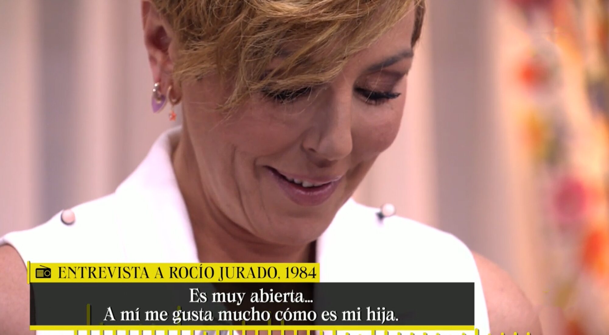 Rocío Carrasco, sonriente al escuchar los elogios de Rocío Jurado en 'Montealto: regreso a la casa'