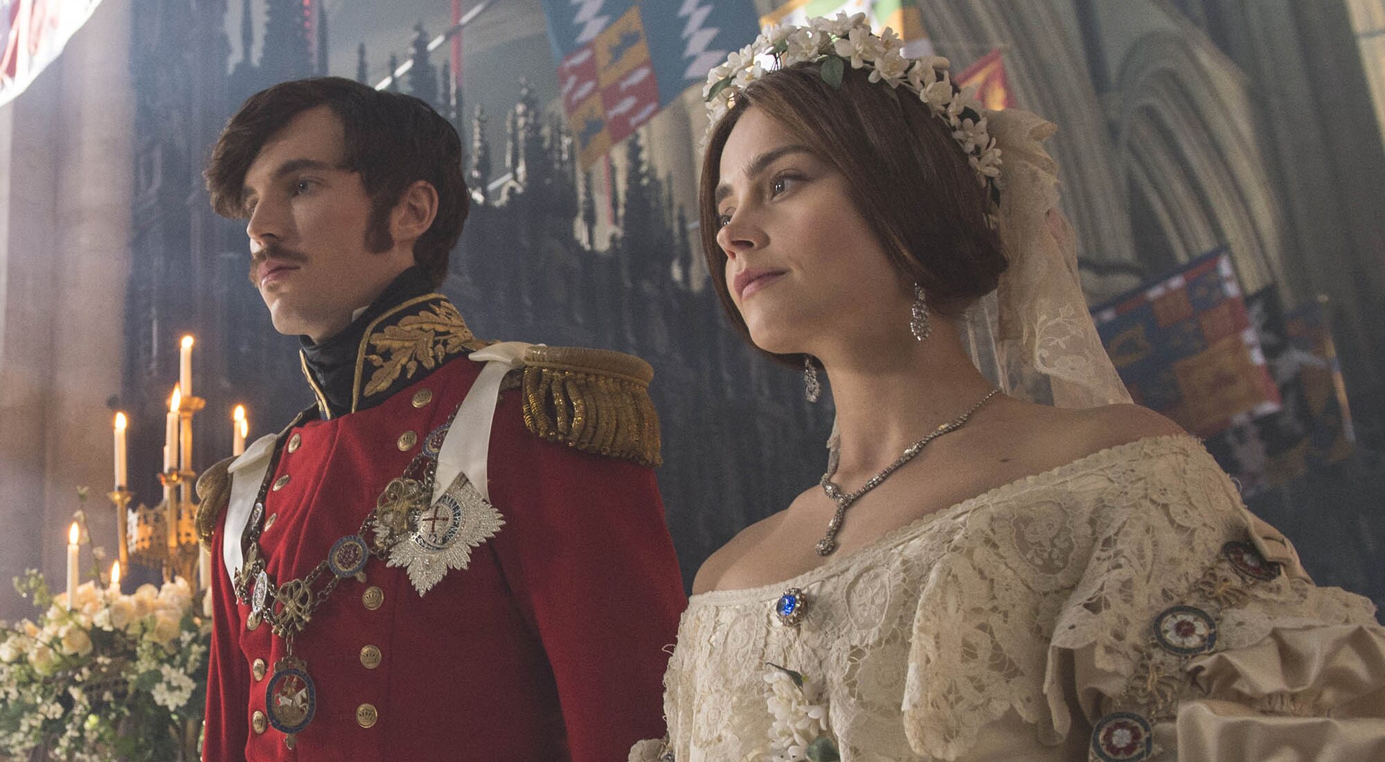 Tom Hughes y Jenna Coleman como la reina Victoria y el príncipe Alberto en la serie 'Victoria'