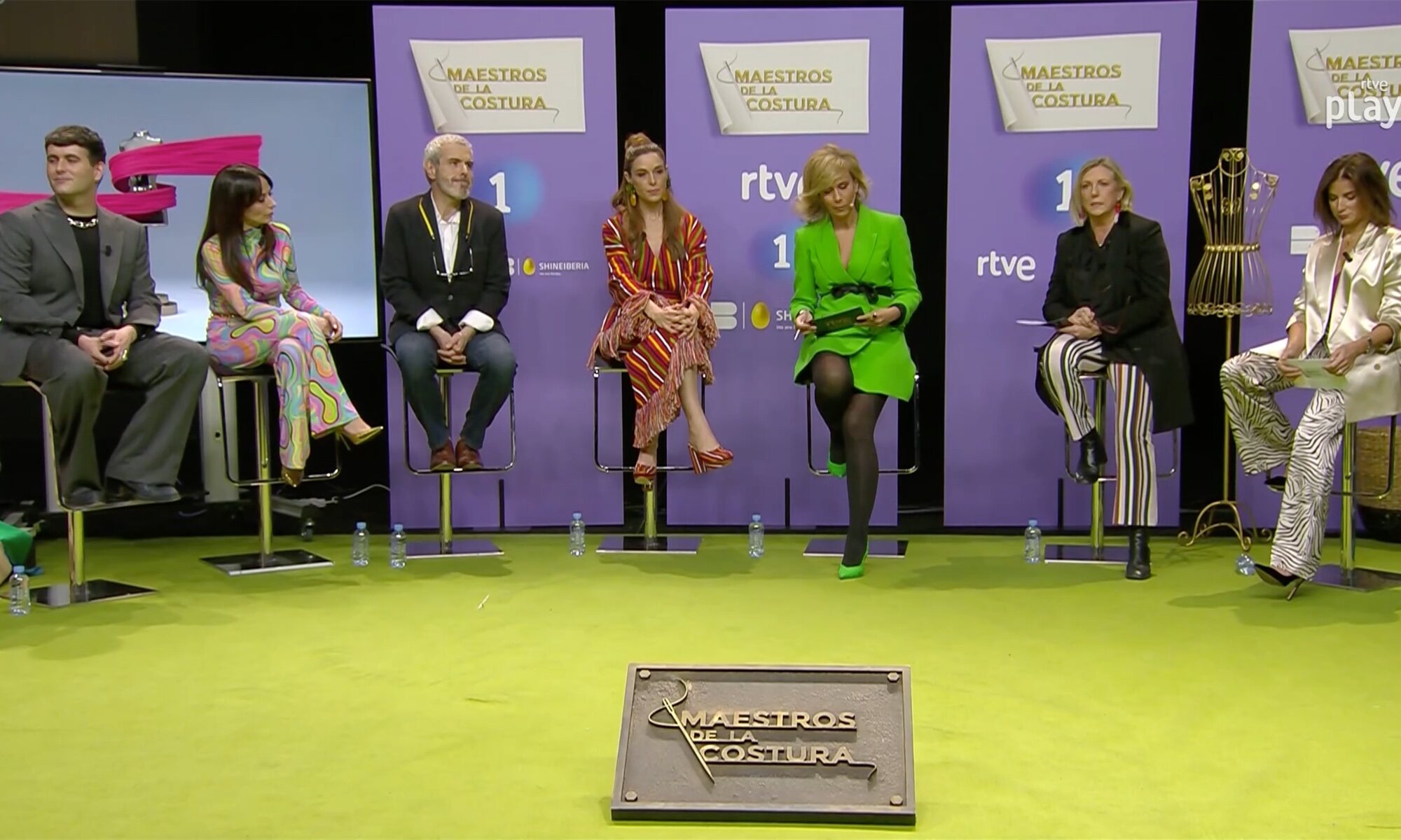 Jueces y presentadora de &#39;Maestros de la costura&#39;, junto a directivas de RTVE