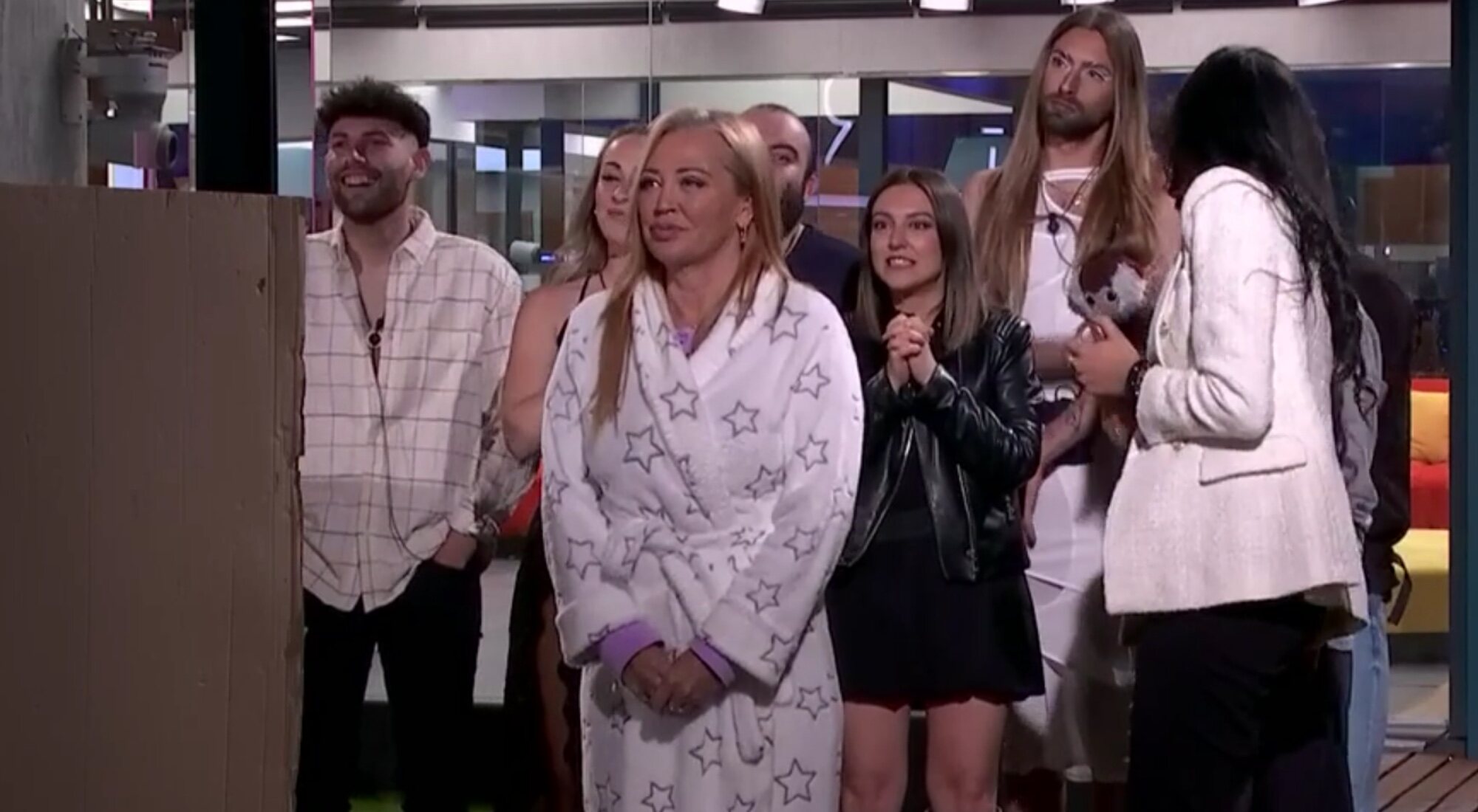 Los habitantes de la casa recibiendo a Belén Esteban