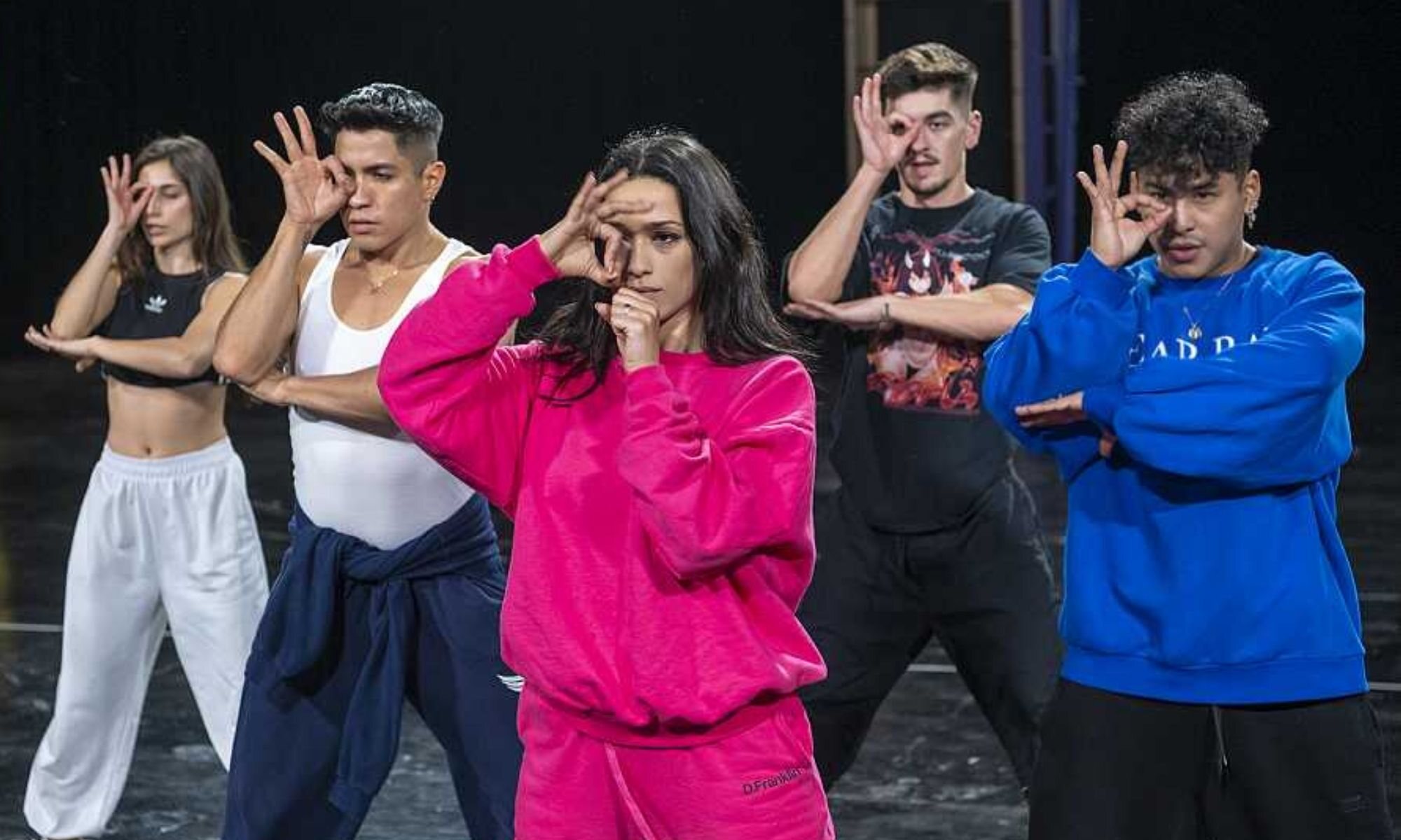 Chanel ensayando con sus bailarines