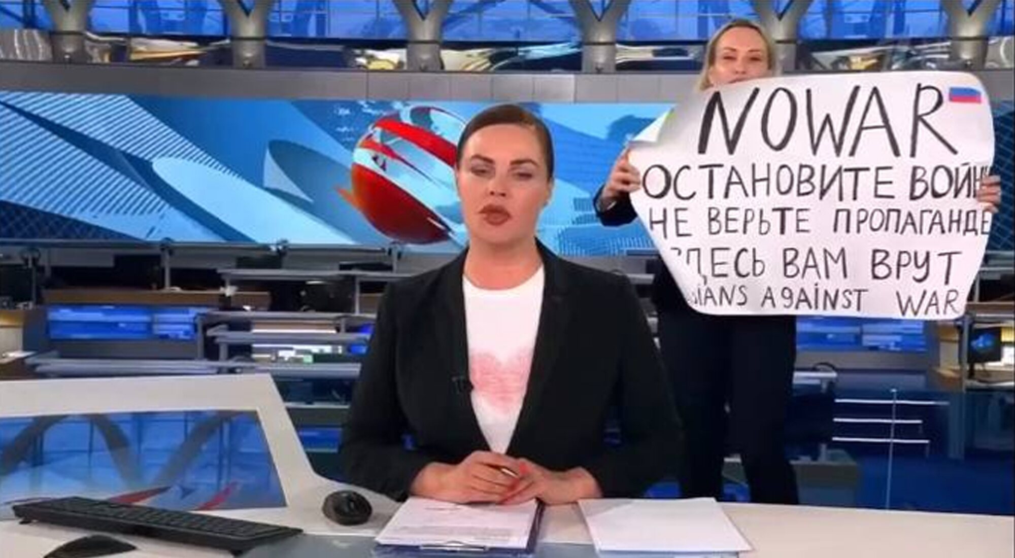 Marina Ovsyannikova irrumpe en directo en la cadena rusa Channel One contra la guerra