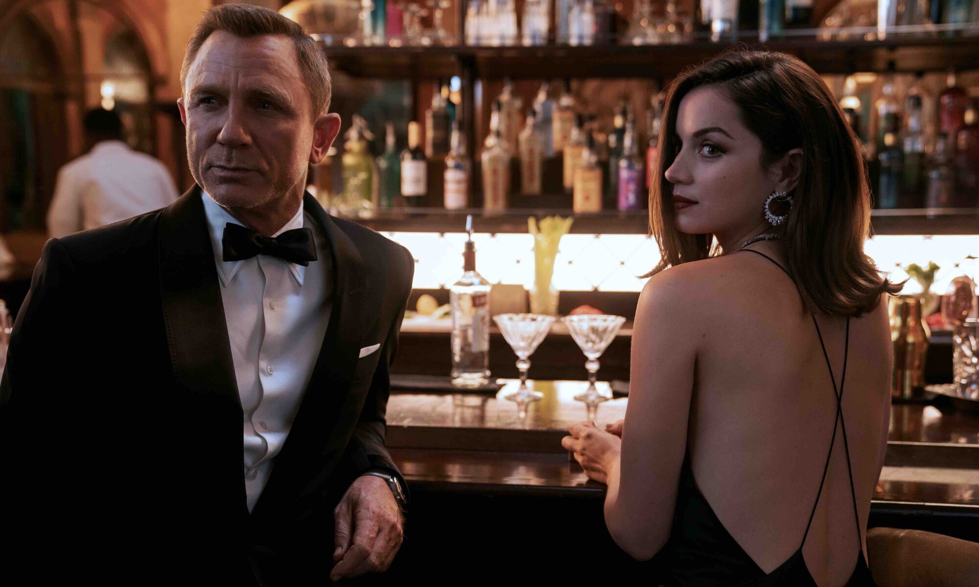 Daniel Craig y Ana de Armas en "Sin tiempo para morir"