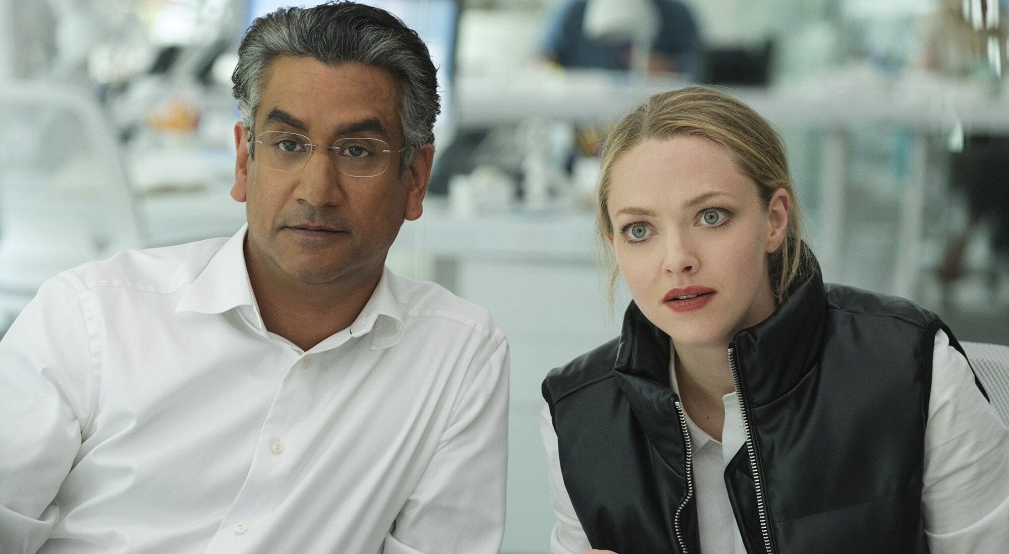 Naveen Andrews y Amanda Seyfried en 'The Dropout'