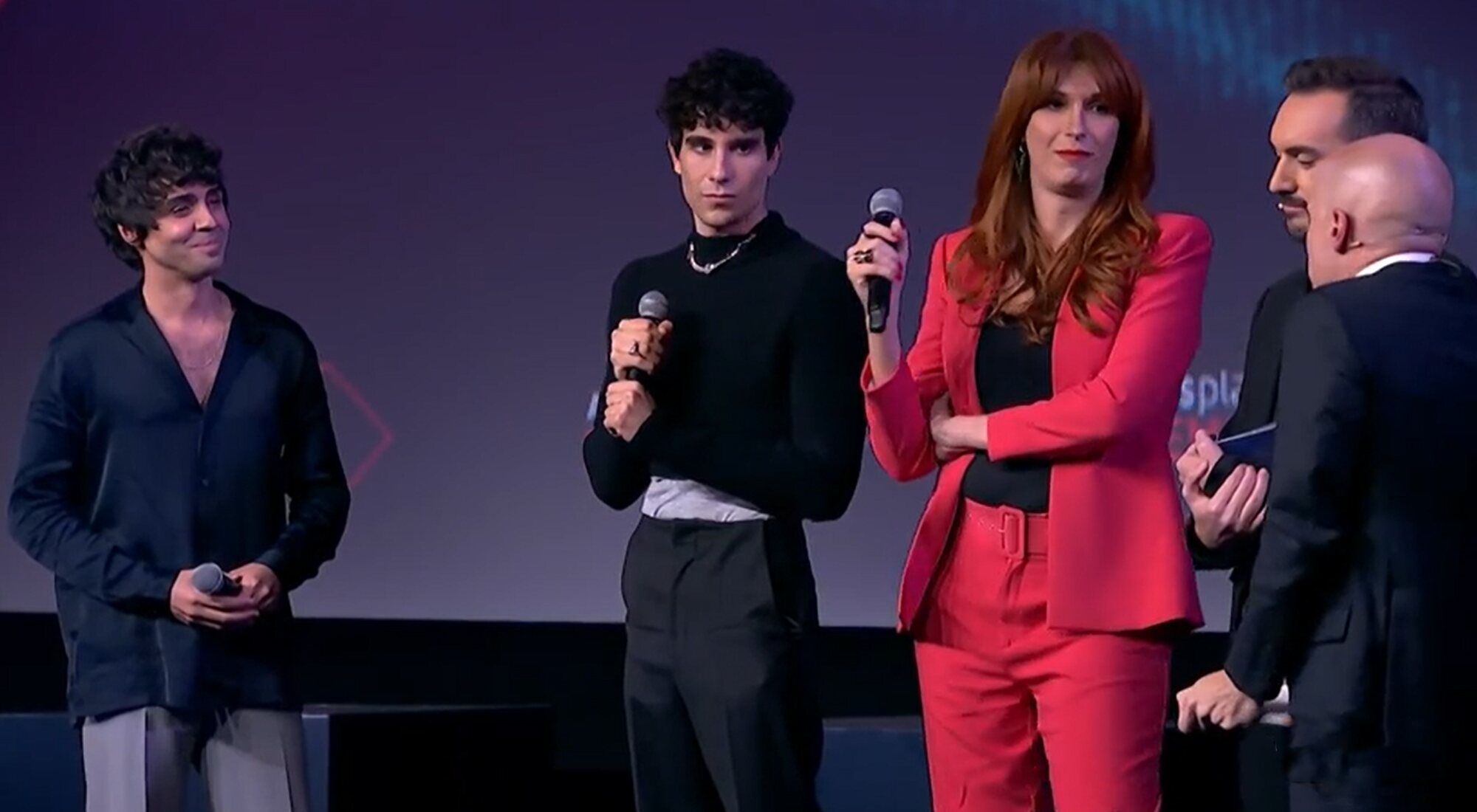 Javier Ambrossi, Javier Calvo y Valeria Vegas en el anuncio de 'Vestidas de azul'
