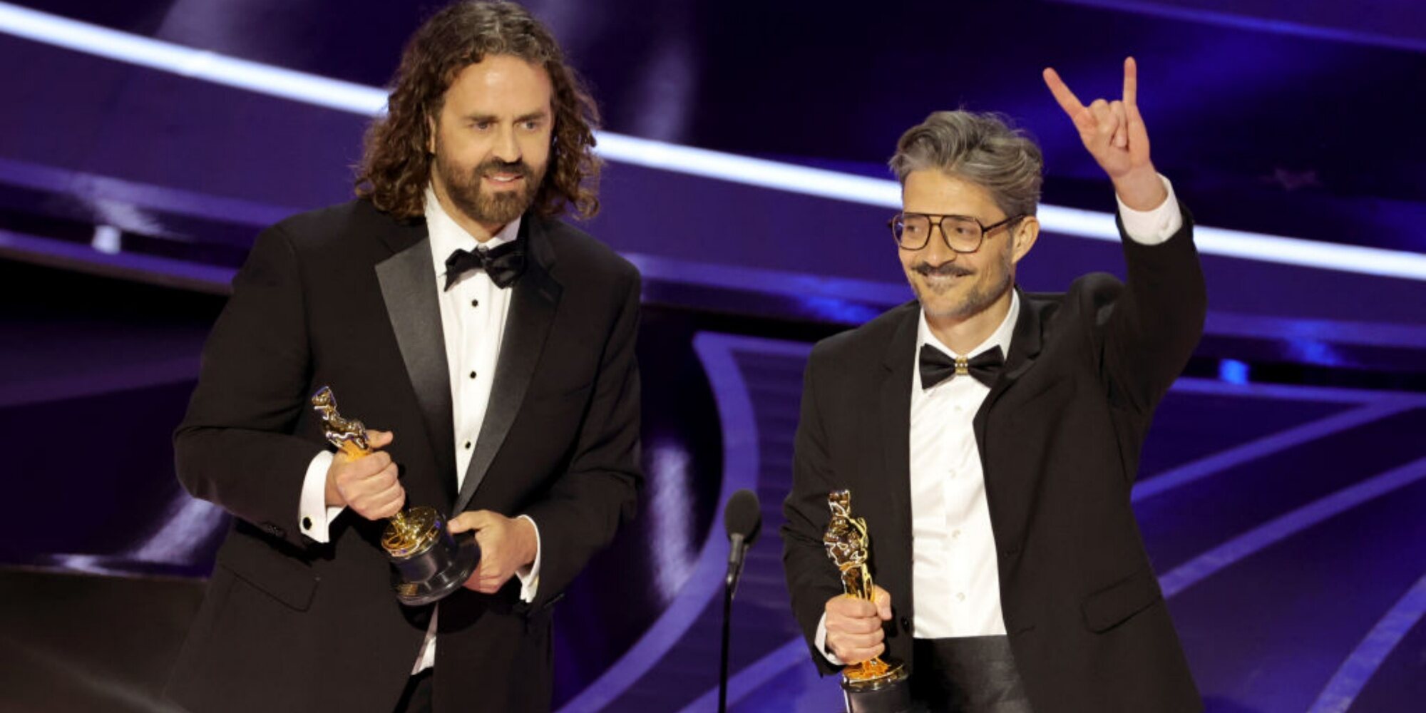 Leo Sánchez y Alberto Mielgo recogiendo el Oscar 2022