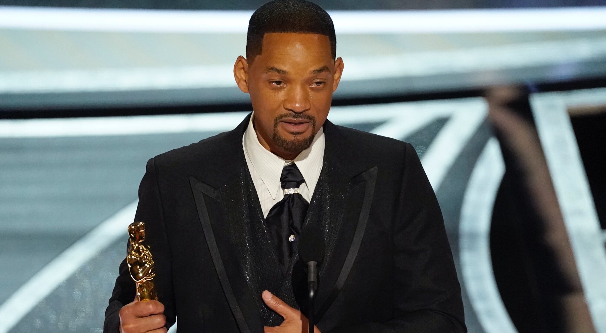 Will Smith recoge su Oscar tras agredir físicamente a Chris Rock