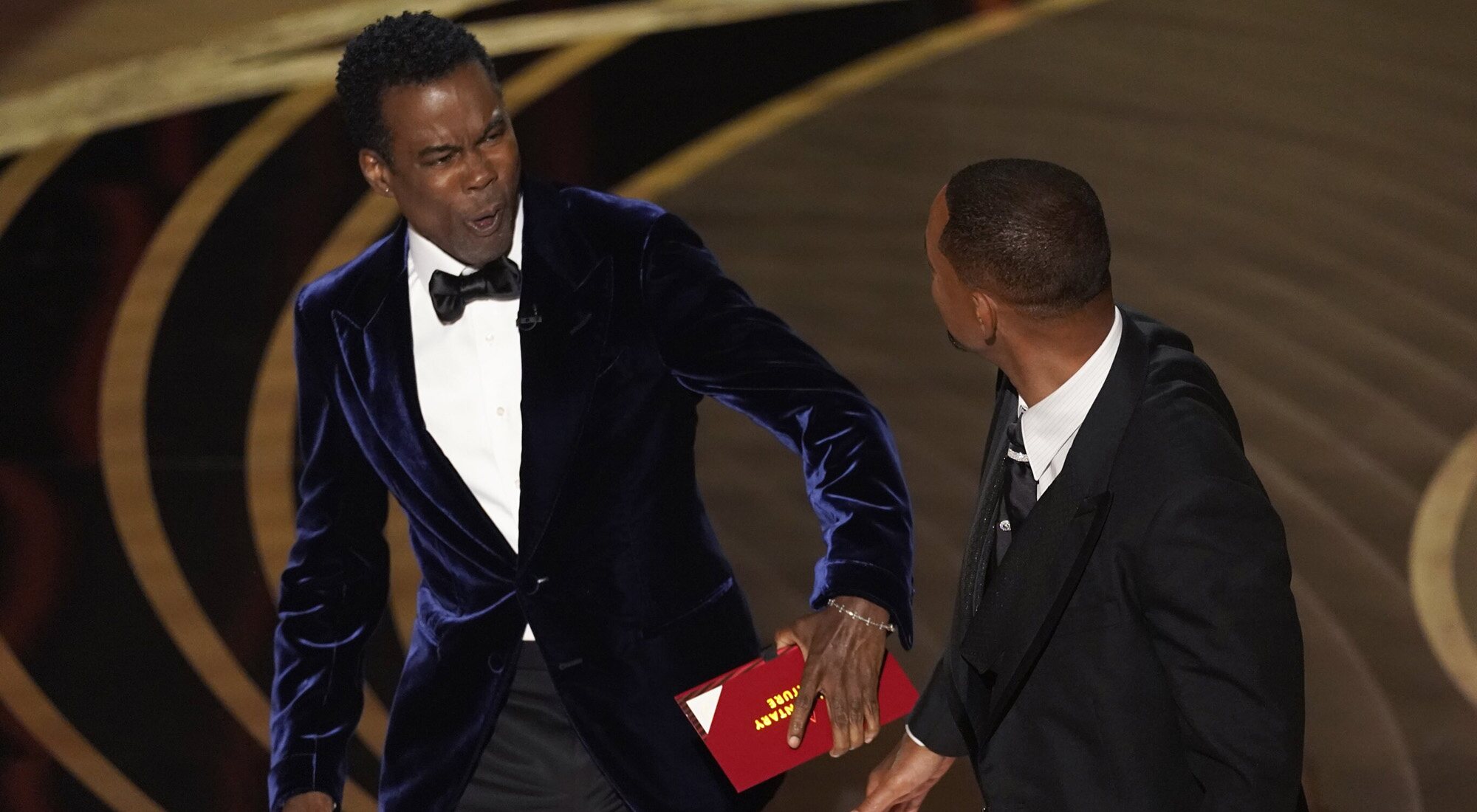 Chris Rock, totalmente anonadado tras recibir una bofetada de Will Smith en los Oscar