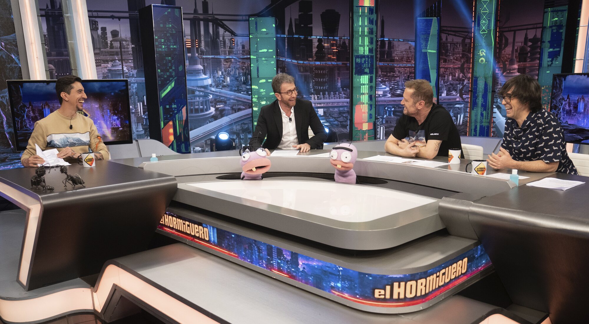 Pablo Motos y parte de su equipo en 'El hormiguero'