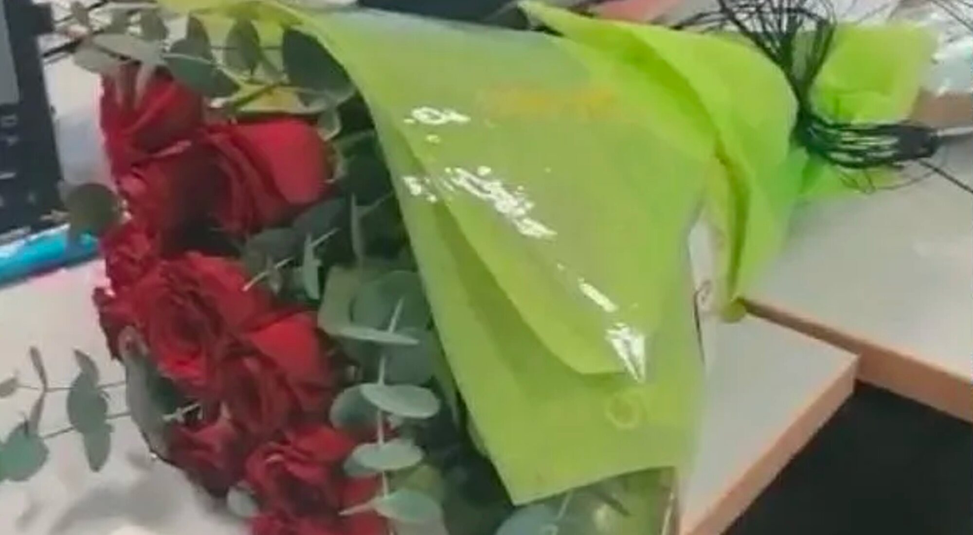 El ramo de rosas que Antonio David Flores le ha regalado a Marta Riesco