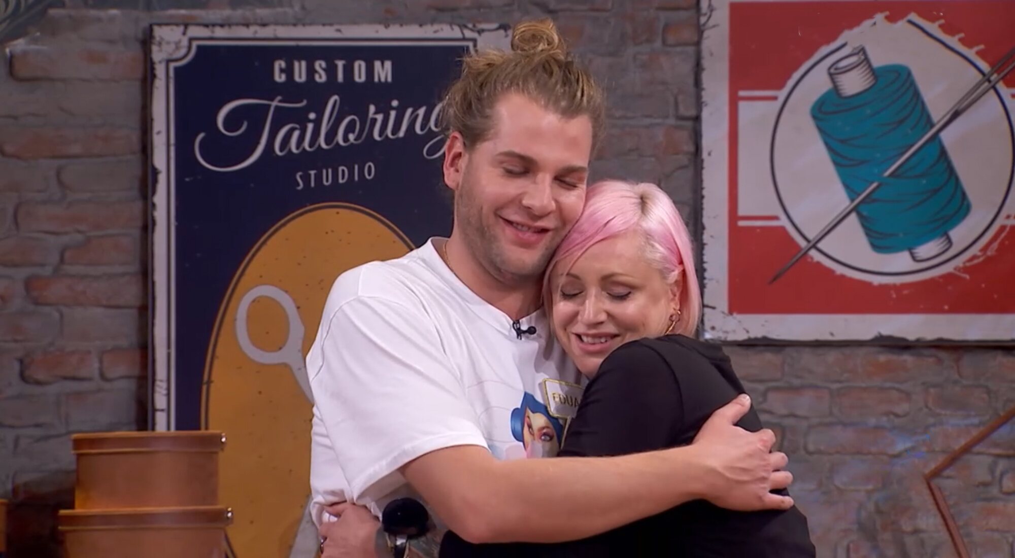 Eduardo e Isabel se abrazan antes de conocer la expulsión de la segunda de &#39;Maestros de la costura 5&#39;