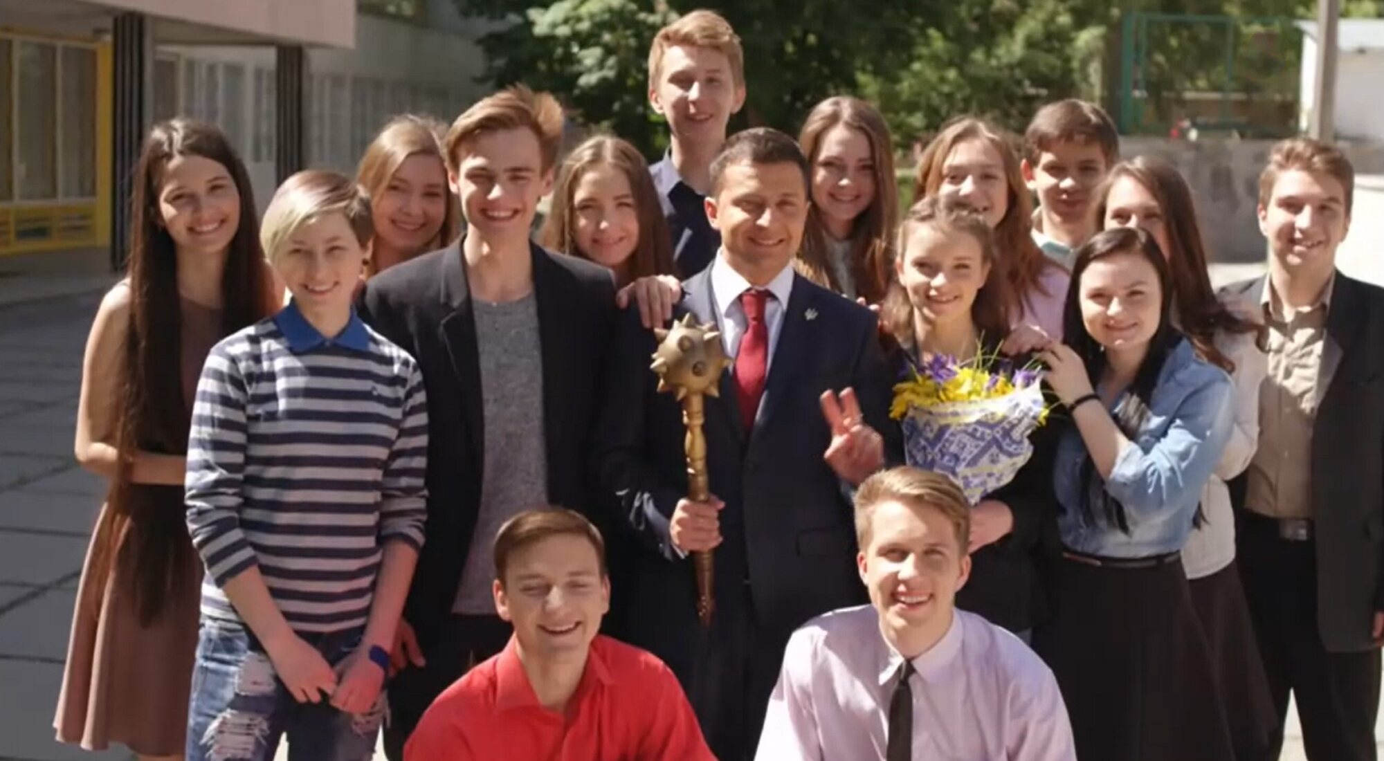 Volodímir Zelenski, rodeado de actores, como protagonista de &#39;Servidor del pueblo&#39;
