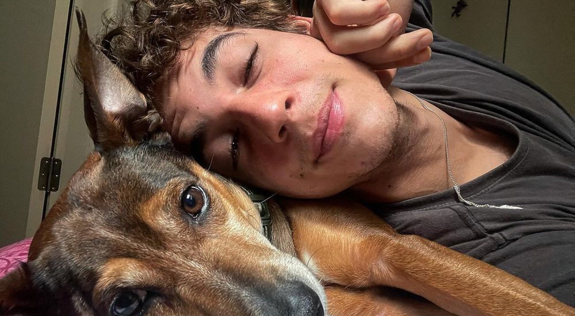 Miguel Herrán con su mascota en Instagram