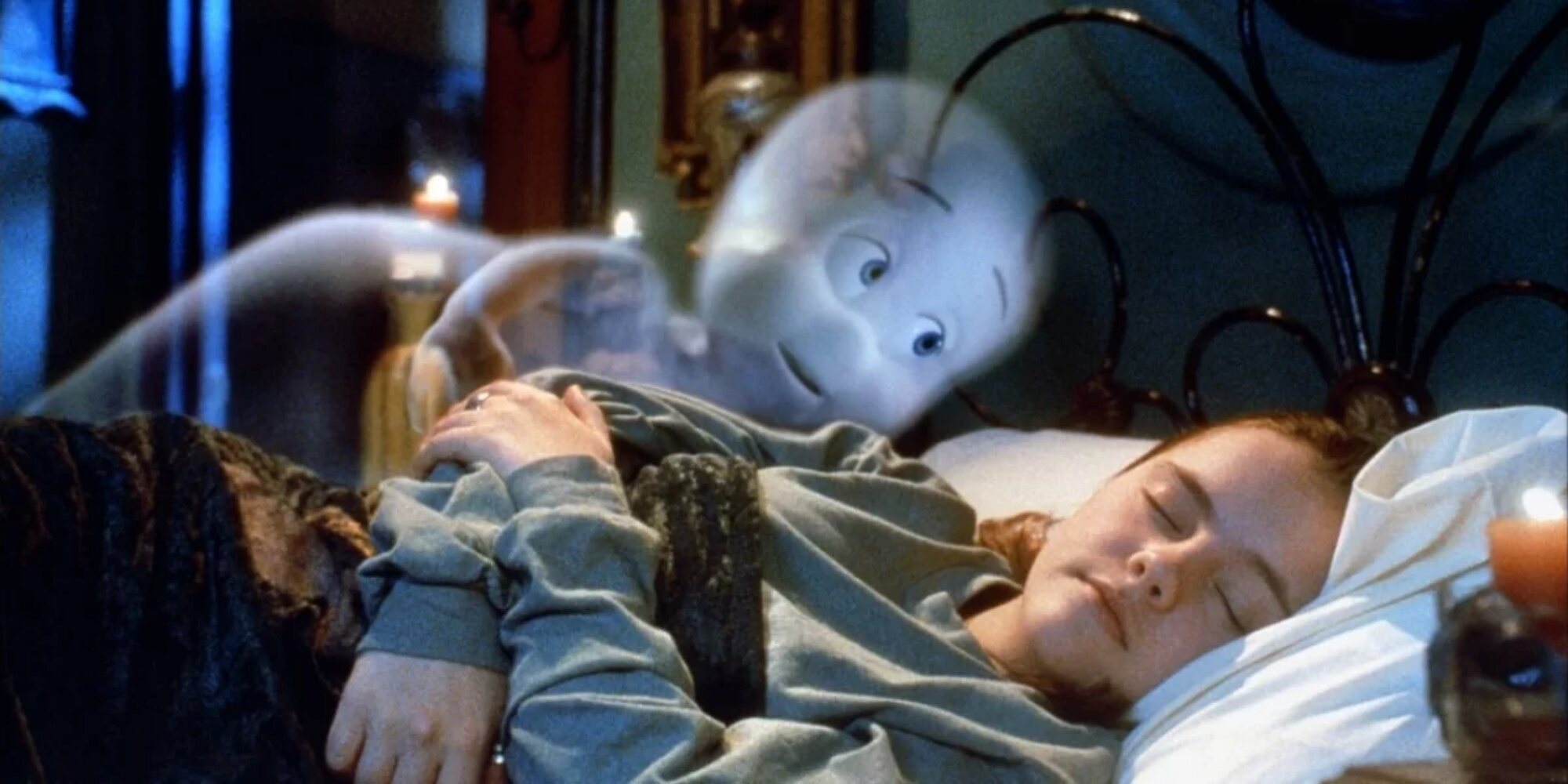 Christina Ricci junto al fantasma en la película "Casper" de 1995