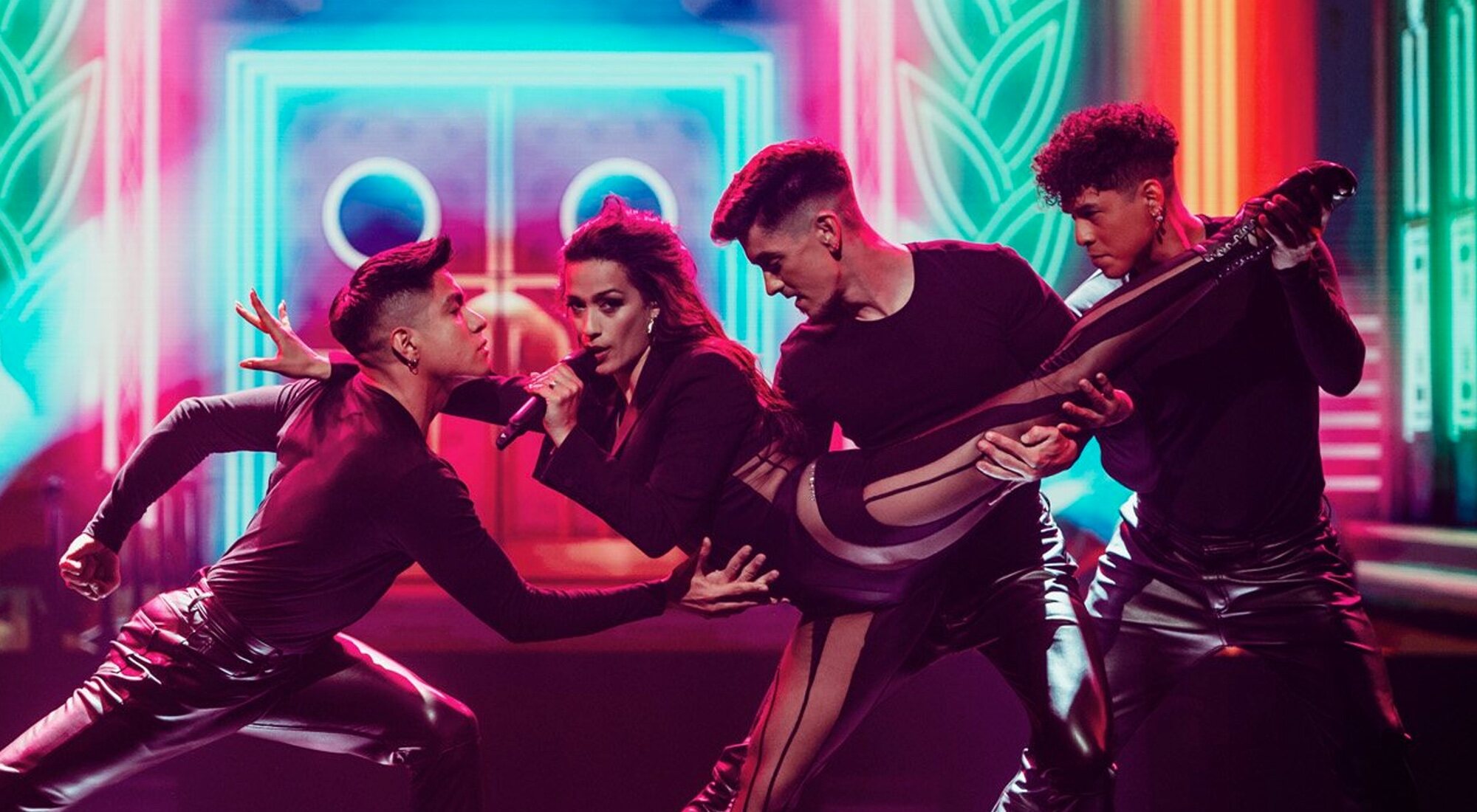 Chanel Terrero y sus bailarines actuando en el Festival da Canção 2022