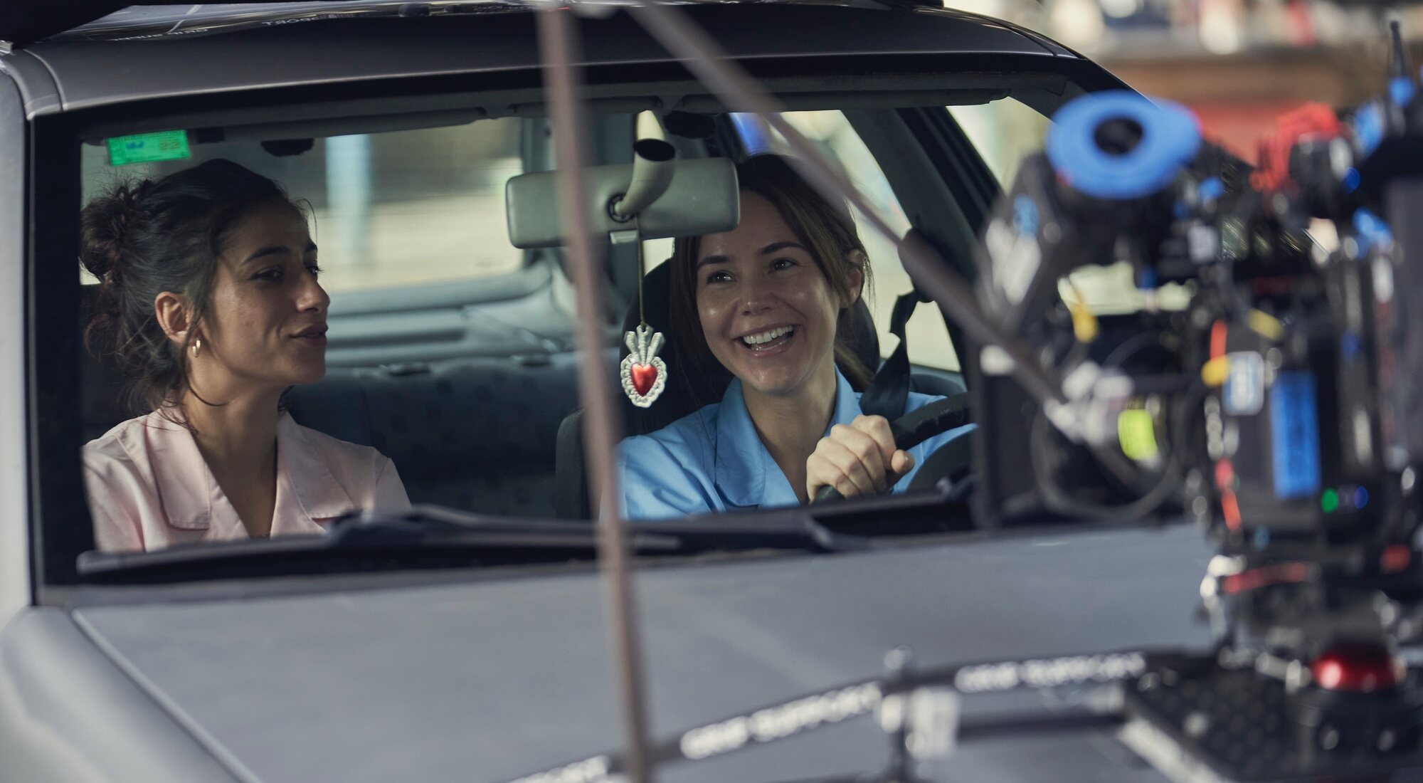 Carolina Yuste y Camila Sodi graban una escena de 'Sin huellas' en un coche