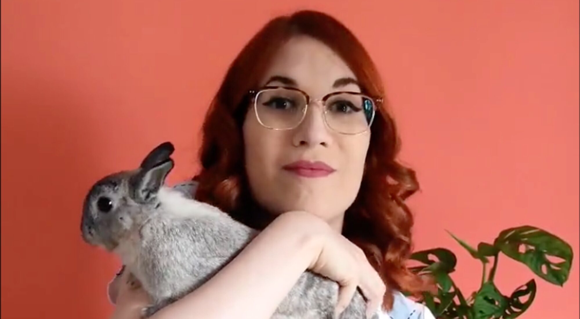Elsa Ruiz, junto a su conejo Sugus en el vídeo que ha publicado en su cuenta de Twitter