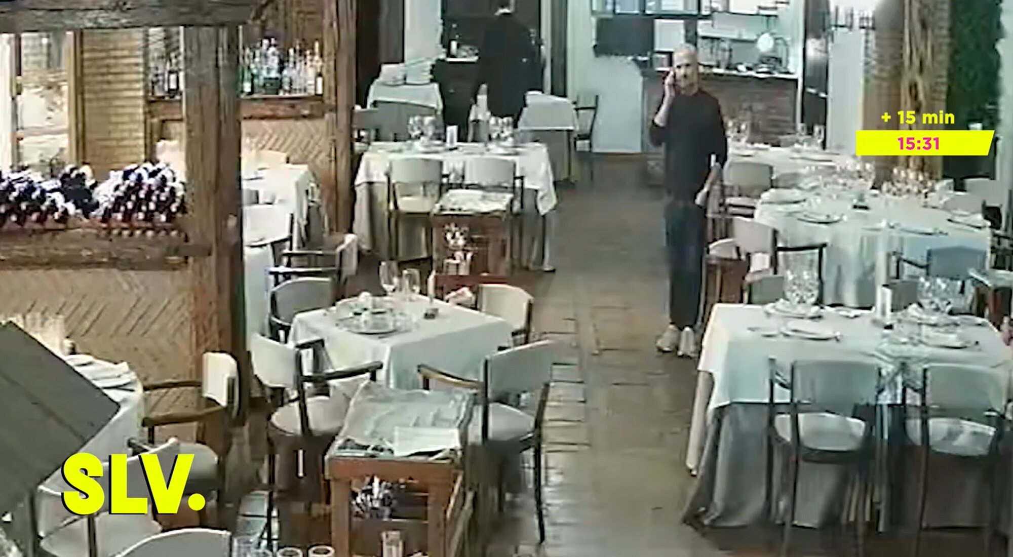 Luis Pliego conversa con Marta Riesco lejos de la mesa de Rocío Carrasco