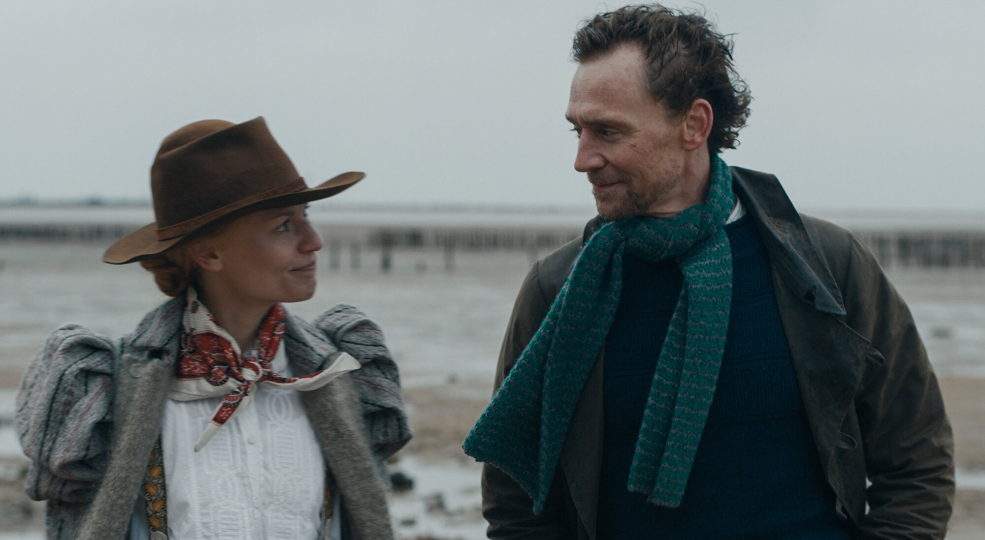 Claire Danes y Tom Hiddleston en 'La serpiente de Essex'