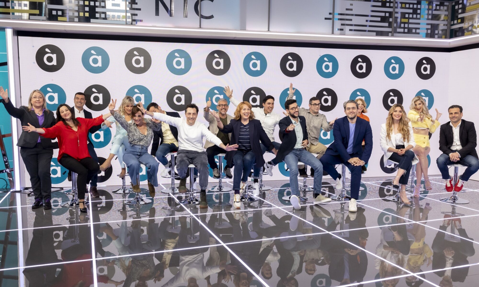 Equipo de À Punt y participantes de espacios de ficción y entretenimiento