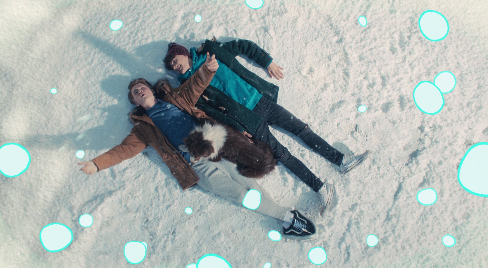 Nick y Charlie sobre la nieve en la primera temporada de 'Heartstopper'