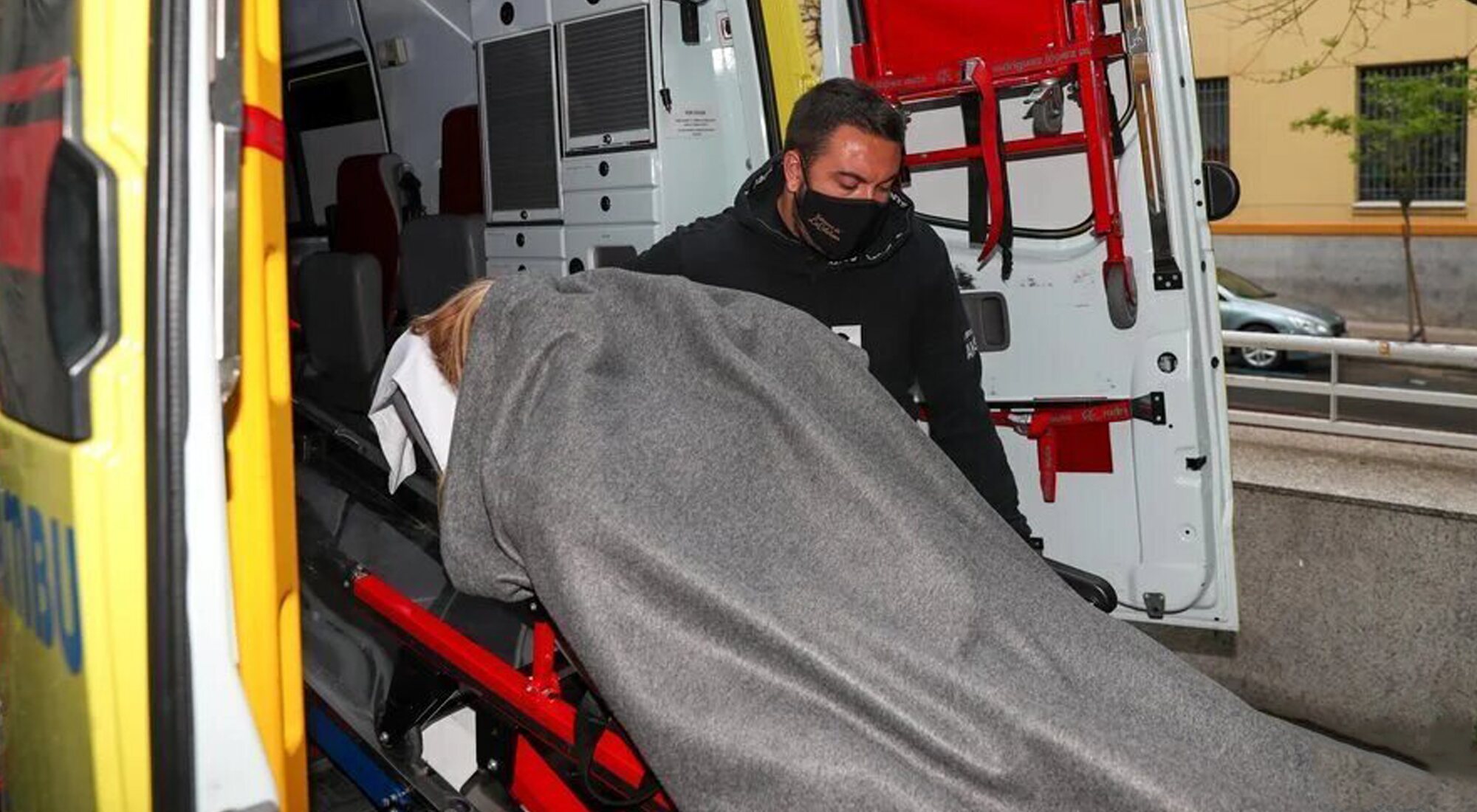 Belén Esteban, oculta por una manta, a su llegada al hospital junto a su marido