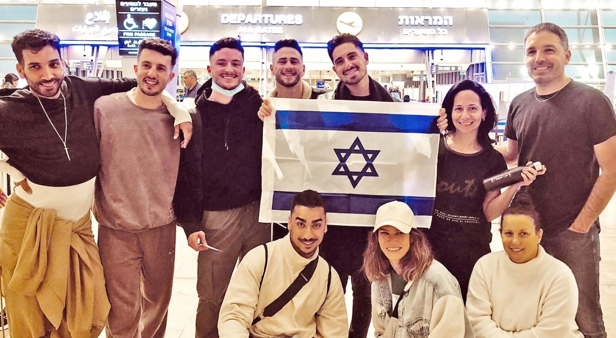 Michael Ben David, junto al resto de bailarines y la delegación, viajando a Turín