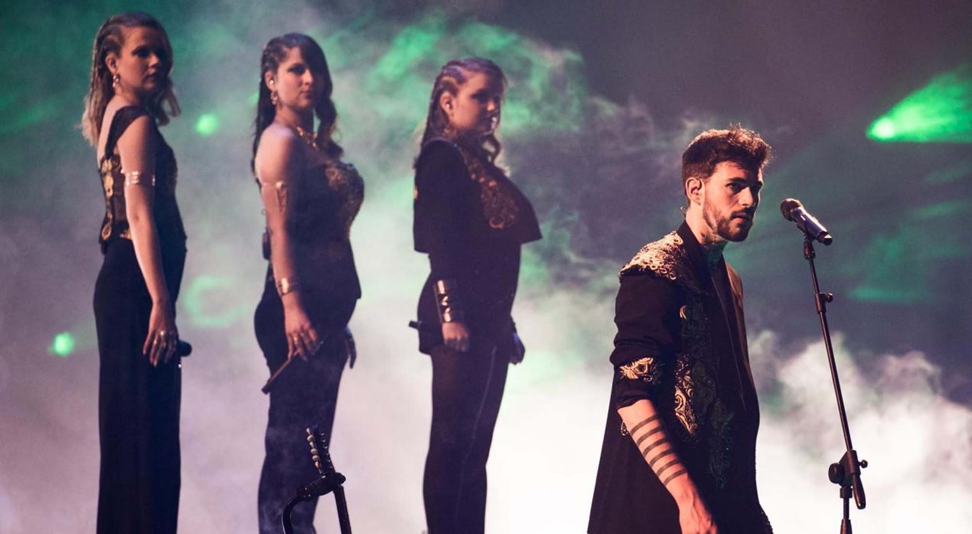 Alvan y Ahez, representantes de Francia, interpretando &quot;Fulenn&quot; durante su segundo ensayo