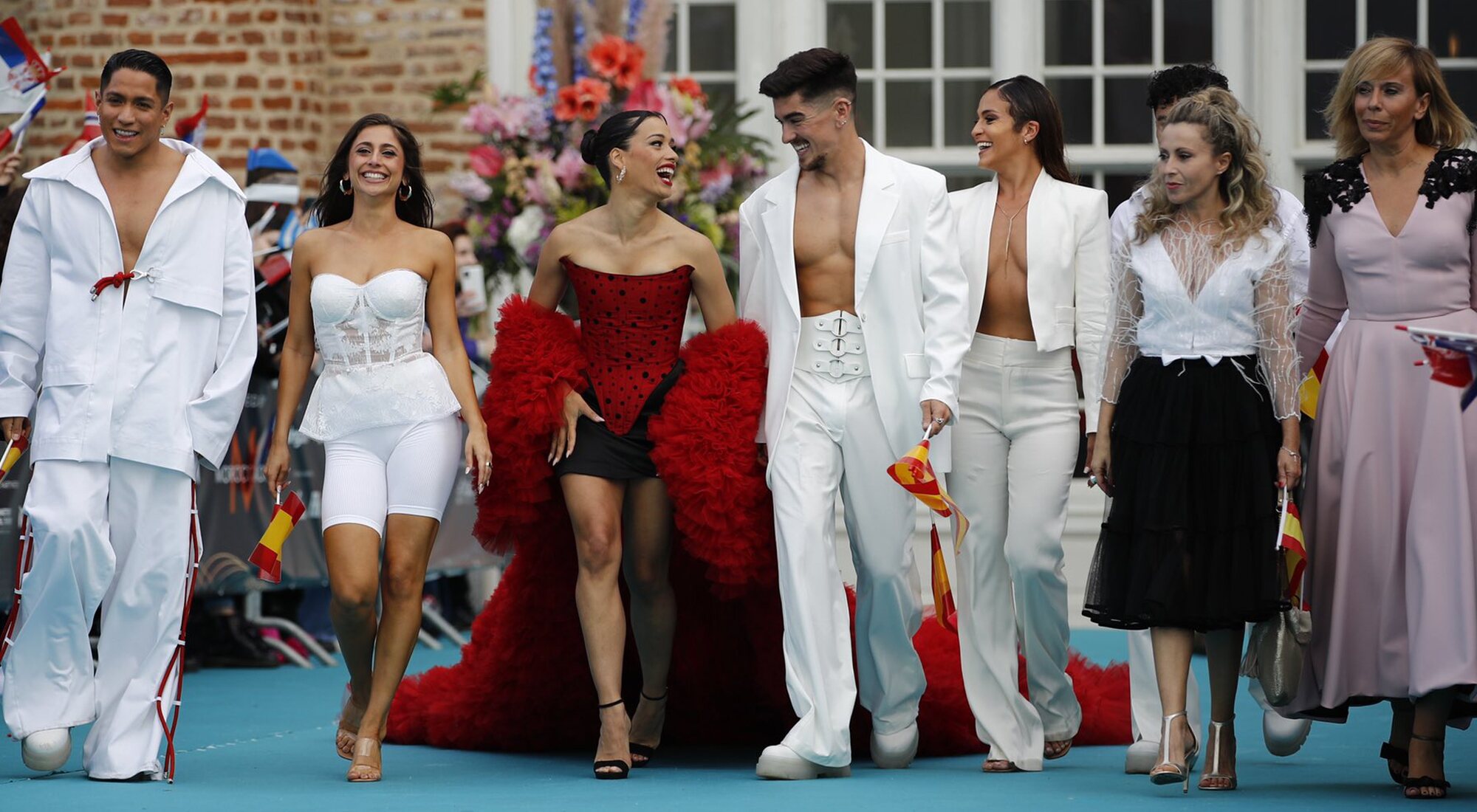 Chanel recorre la alfombra turquesa de la ceremonia de apertura de Eurovisión 2022 con sus bailarines