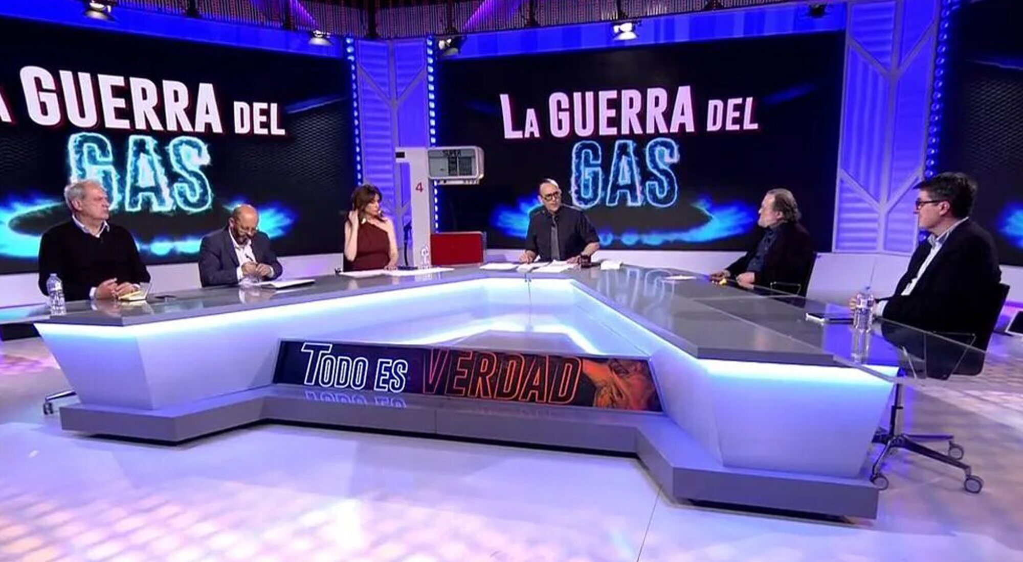 Risto Mejide y algunos colaboradores en una de las entregas de 'Todo es verdad'