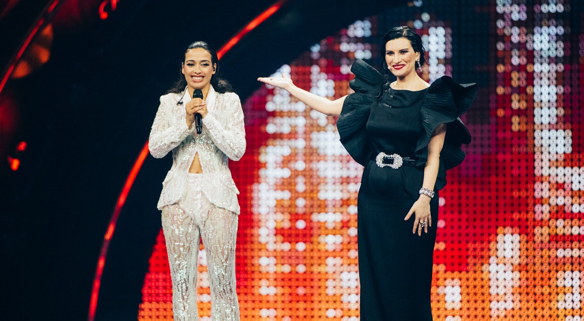 Chanel, muy sonriente junto a Laura Pausini en la segunda semifinal de Eurovisión 2022