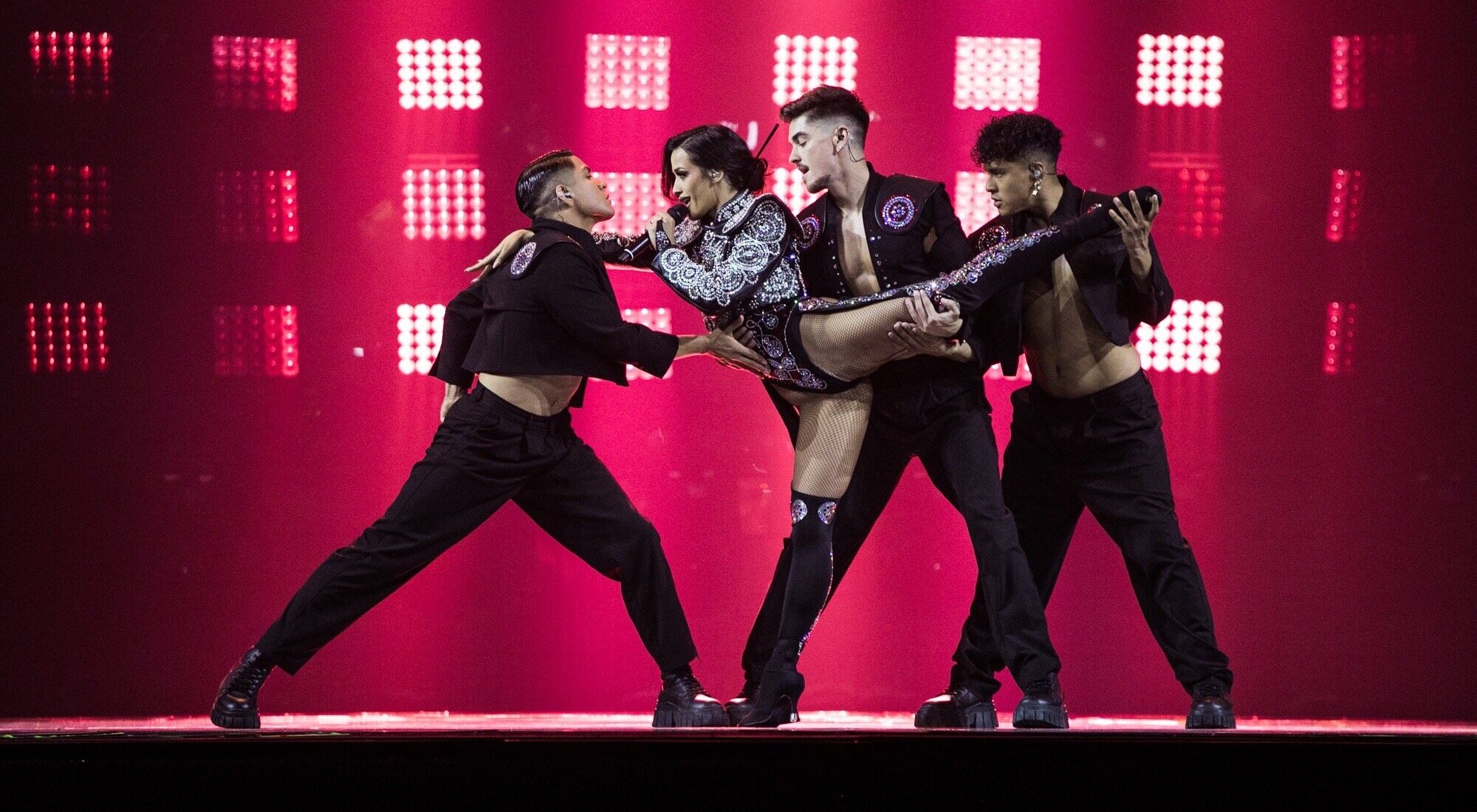 Chanel y sus bailarines