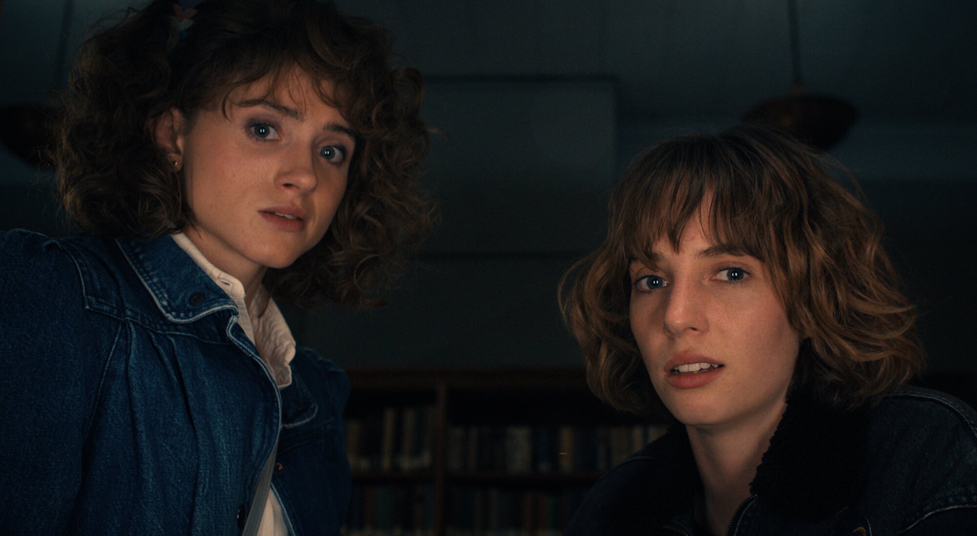 Nancy (Dyer) y Robin (Maya Hawke) en 'Stranger Things 4'