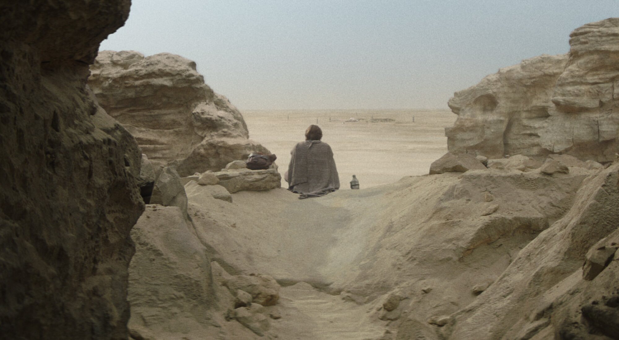 Kenobi contempla el árido paisaje de Tatooine