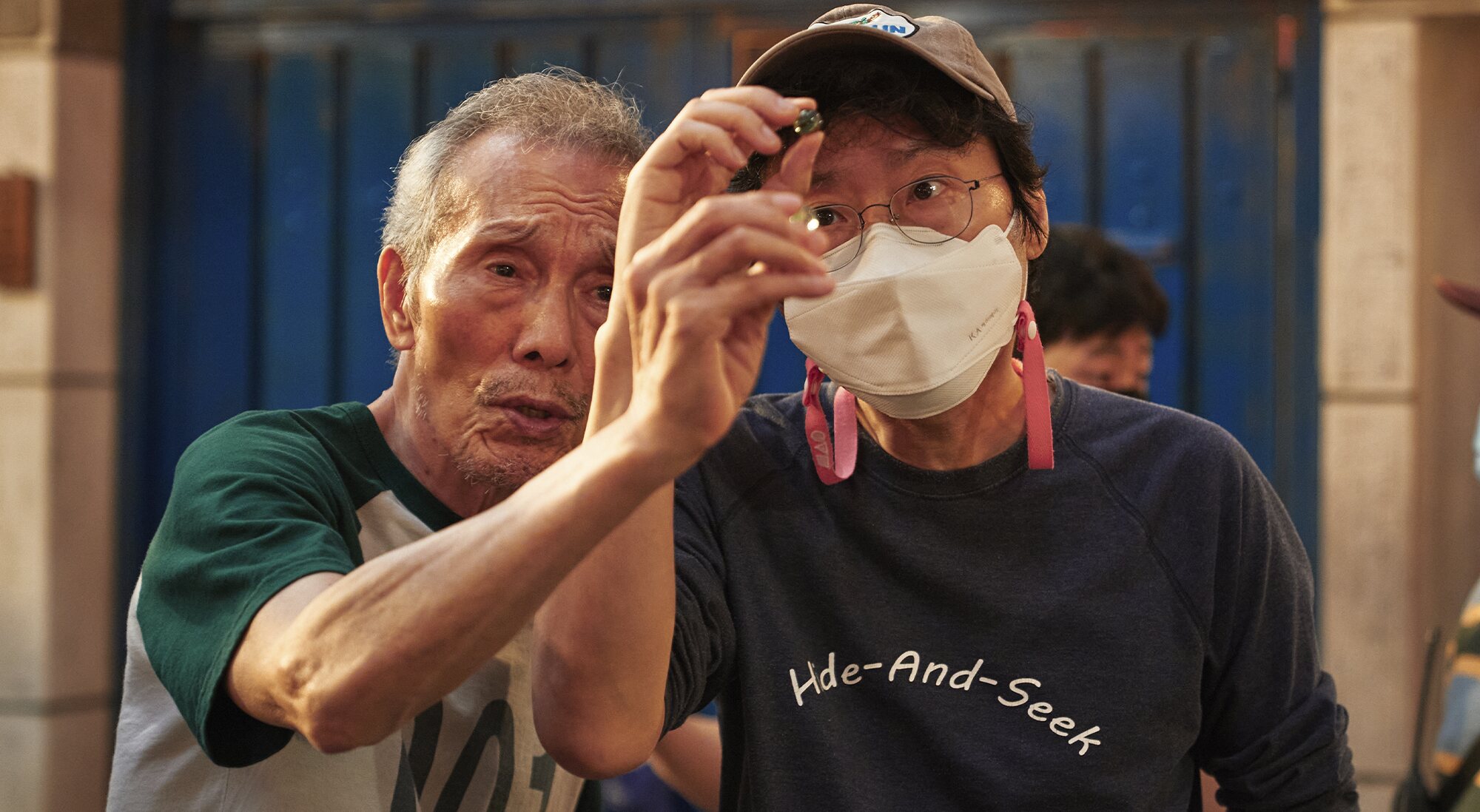 Oh Young-soo y Hwang Dong-hyuk en el rodaje de 'El juego del calamar'
