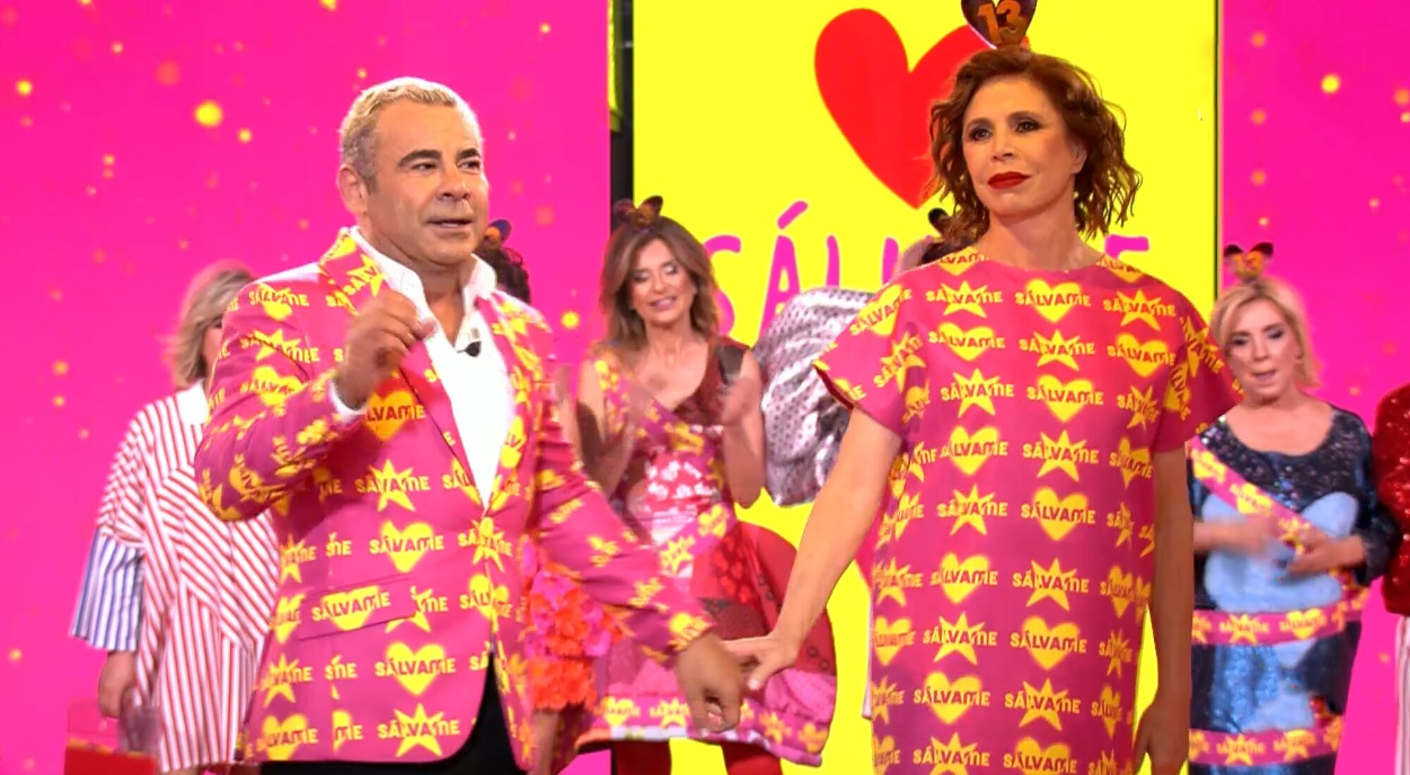 Jorge Javier Vázquez y Agatha Ruiz de la Prada, emocionados en el desfile en honor de Mila y 'Sálvame'