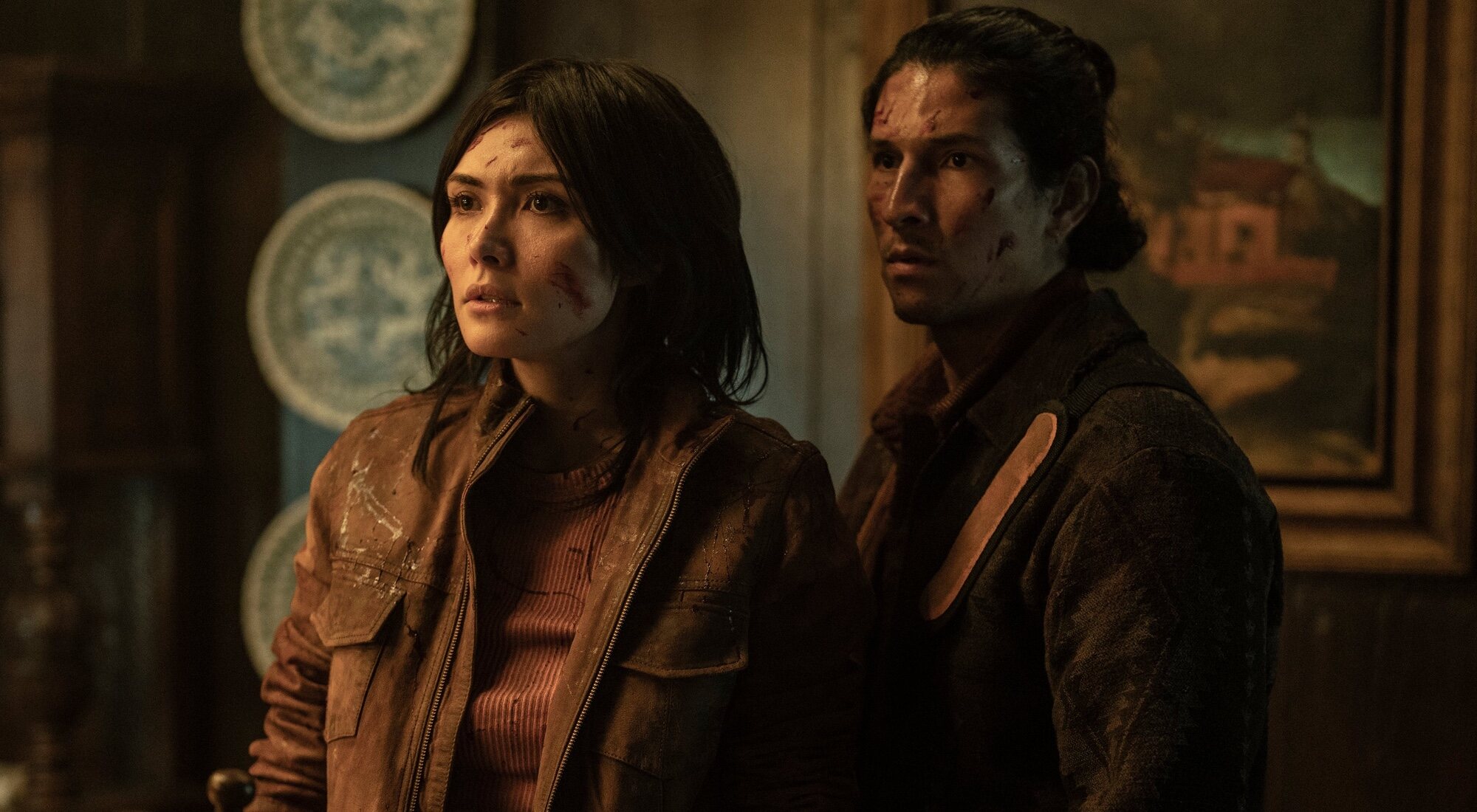 Daniella Pineda y Danny Ramirez en &#39;Tales of the Walking Dead&#39;