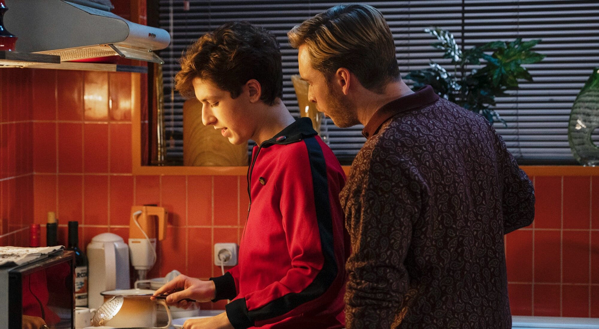 Santi (Asier Valdestilla) y Toni (Pablo Rivero), en una secuencia de &#39;Cuéntame cómo pasó&#39;