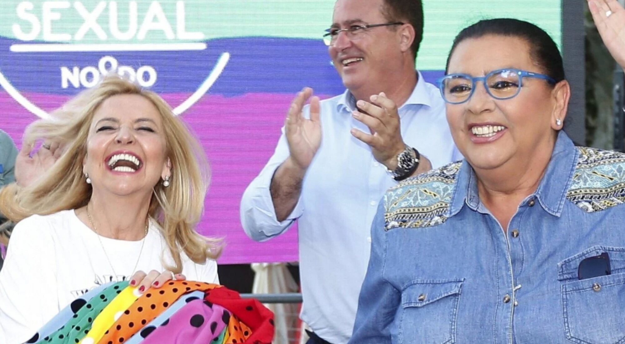 María del Monte con su pareja, Inmaculada Casal, en el pregón del Orgullo LGTBIQ+ de Sevilla