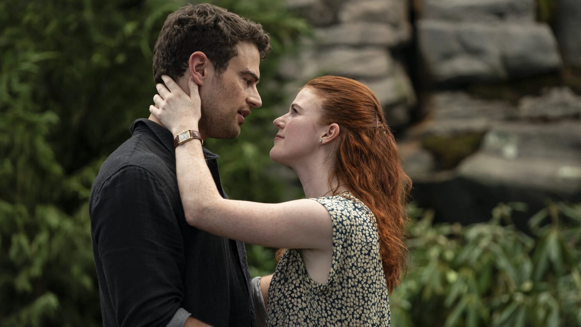 Theo James y Rose Leslie, protagonistas de 'La mujer del viajero del tiempo'