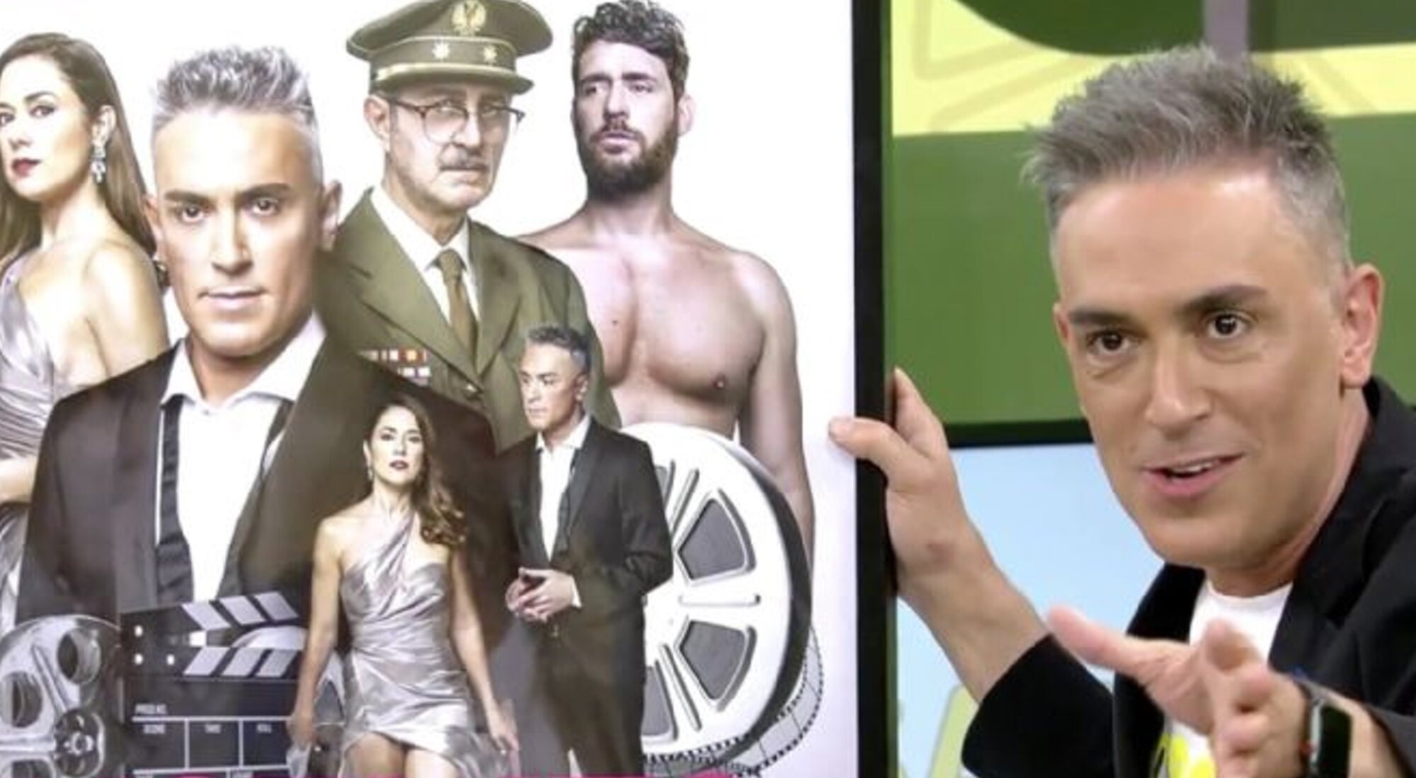 Kiko Hernández en 'Sálvame' con el cartel de su obra de teatro